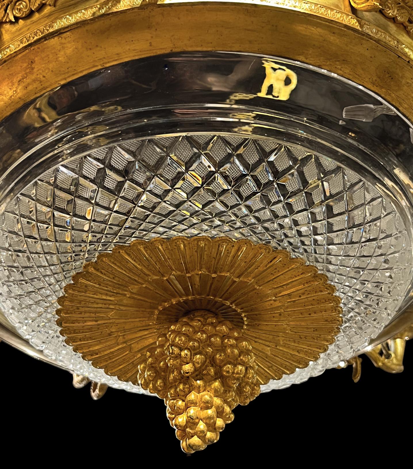 Moulage Lustre Empire russe en bronze doré et verre taillé à douze lumières en vente