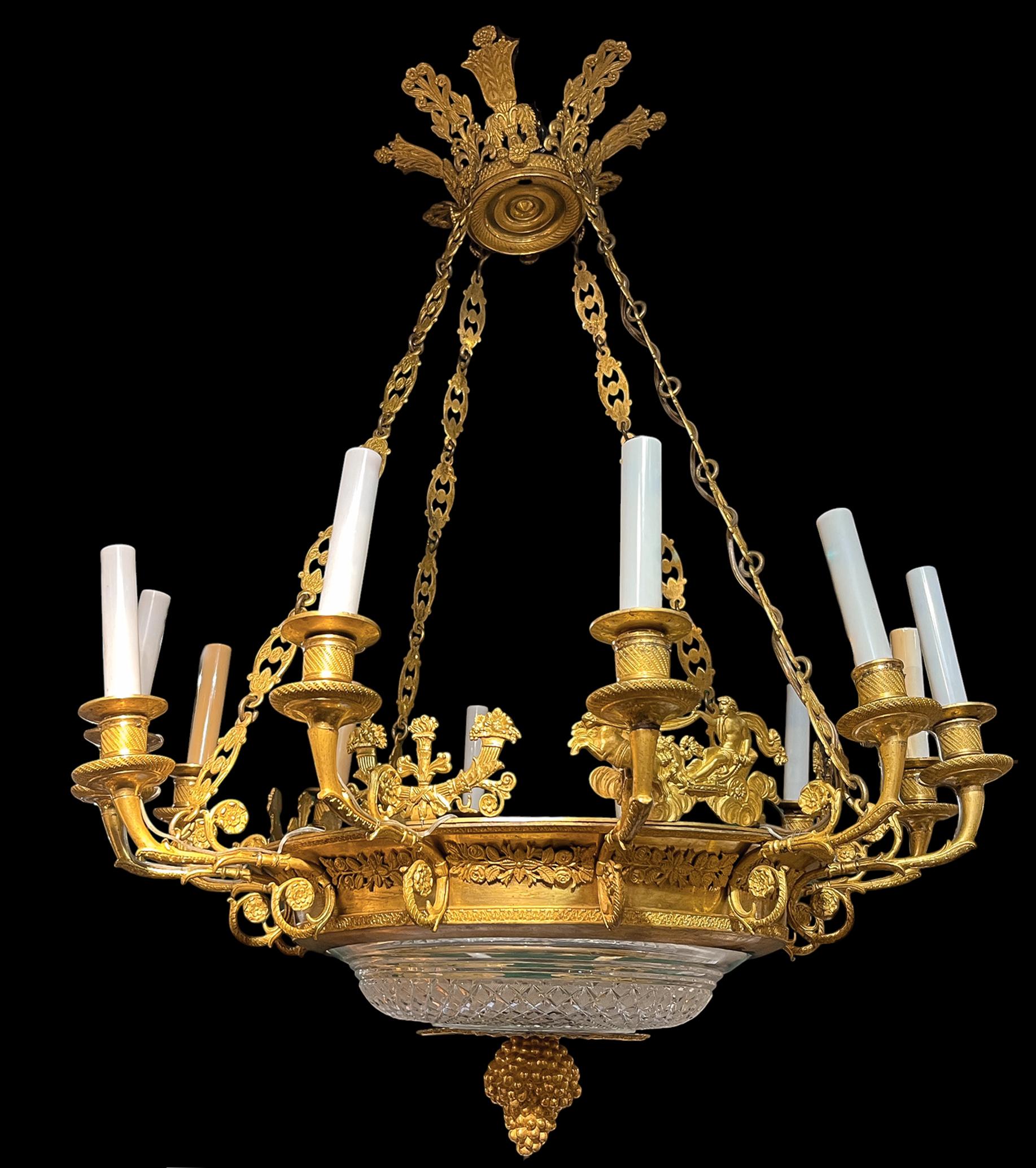 Lustre Empire russe en bronze doré et verre taillé à douze lumières Bon état - En vente à New York, NY