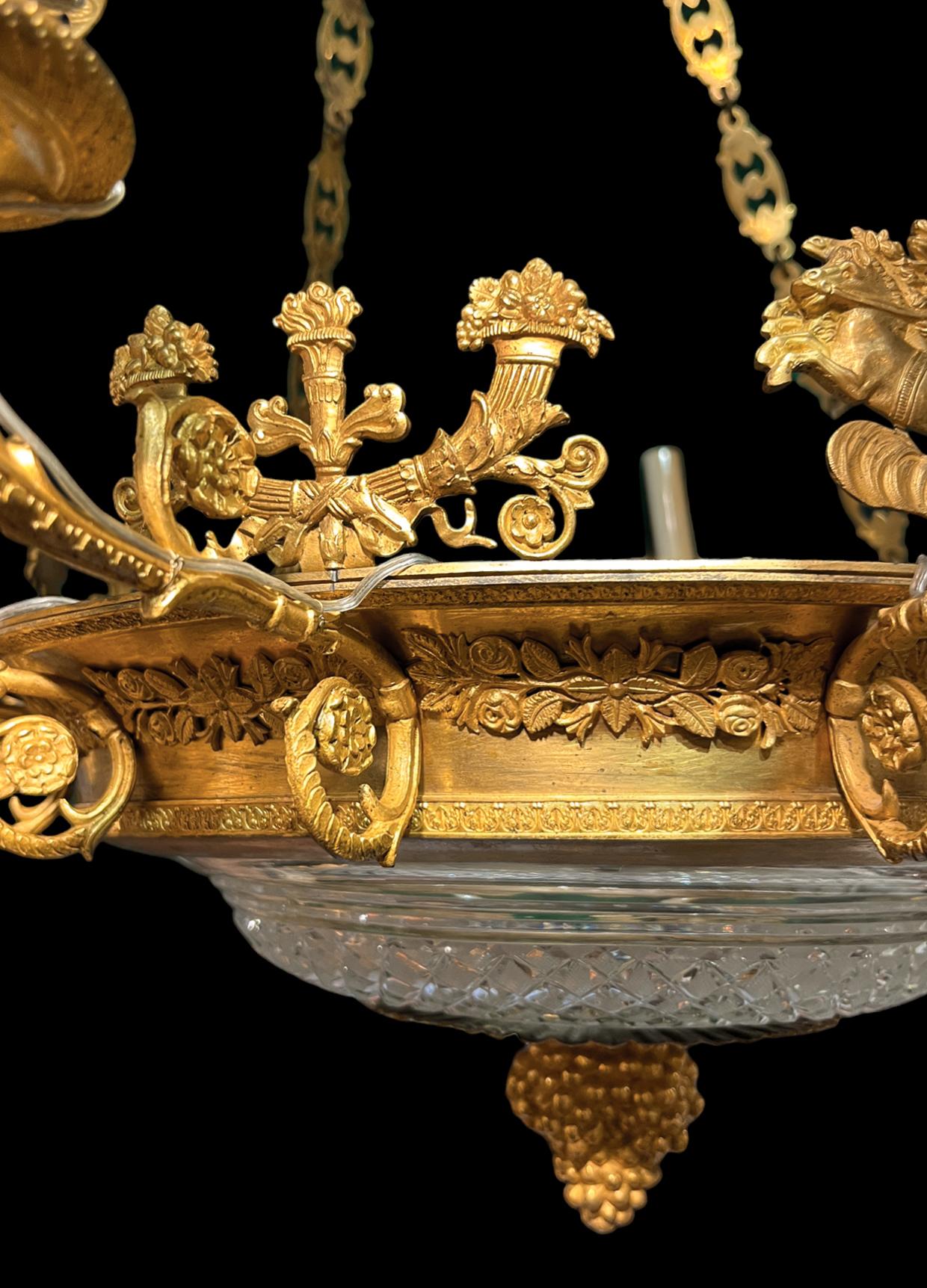 XIXe siècle Lustre Empire russe en bronze doré et verre taillé à douze lumières en vente