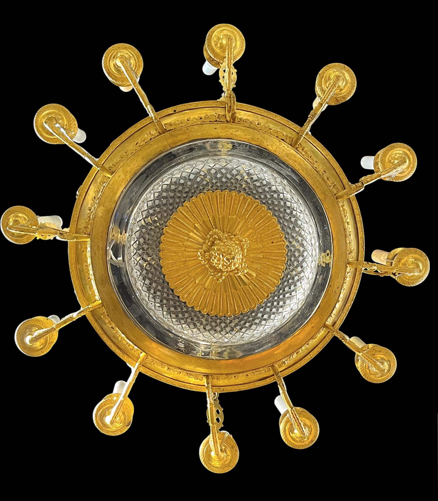 Bronze Lustre Empire russe en bronze doré et verre taillé à douze lumières en vente
