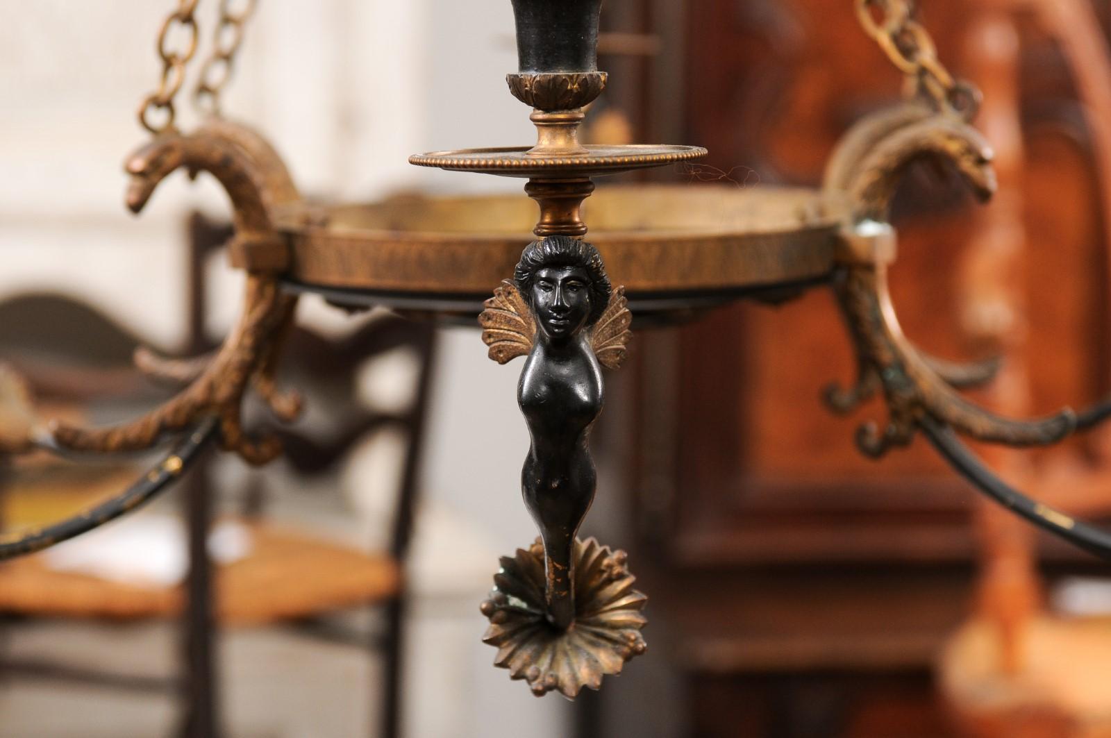 Sechs-Licht-Kronleuchter im Stil des Zarenreichs aus Schwarz und Gold mit klassischen Figuren (Bronze) im Angebot
