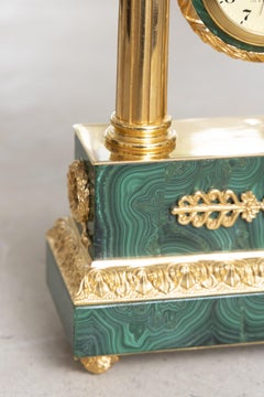 Horloge de portique en malachite et bronze doré, de style Empire russe