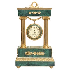 Horloge de portique en malachite et bronze doré, de style Empire russe