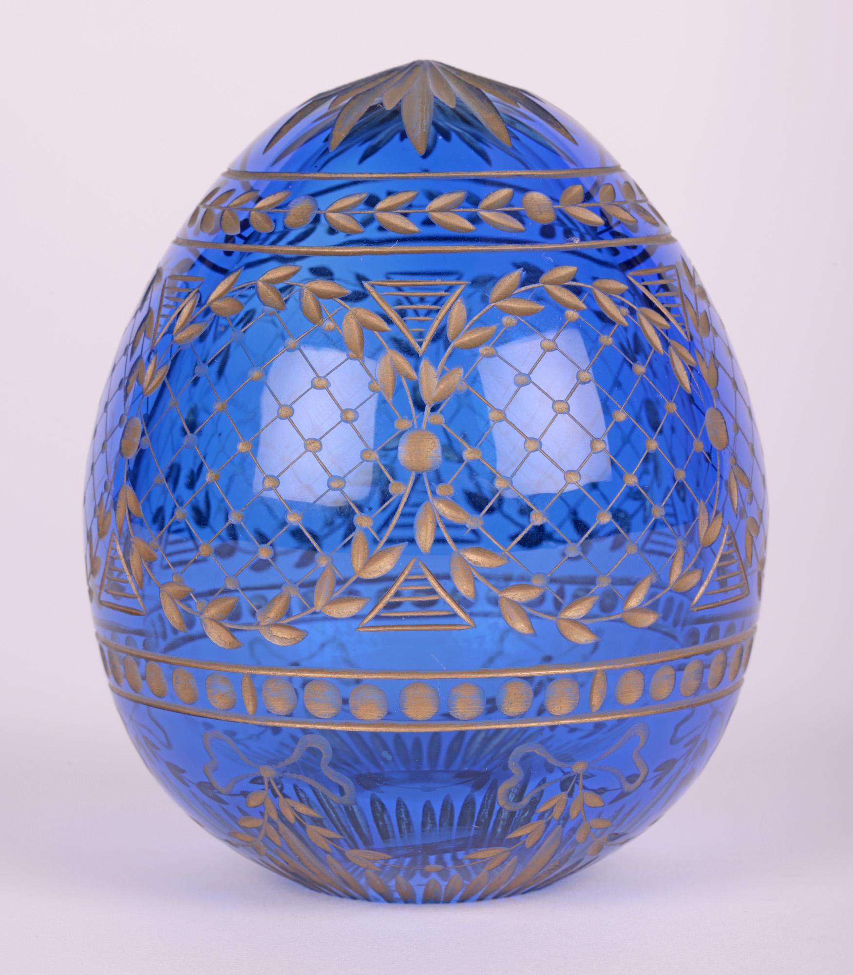 20ième siècle Oeuf russe en verre bleu attribué à Faberge avec motifs gravés en vente