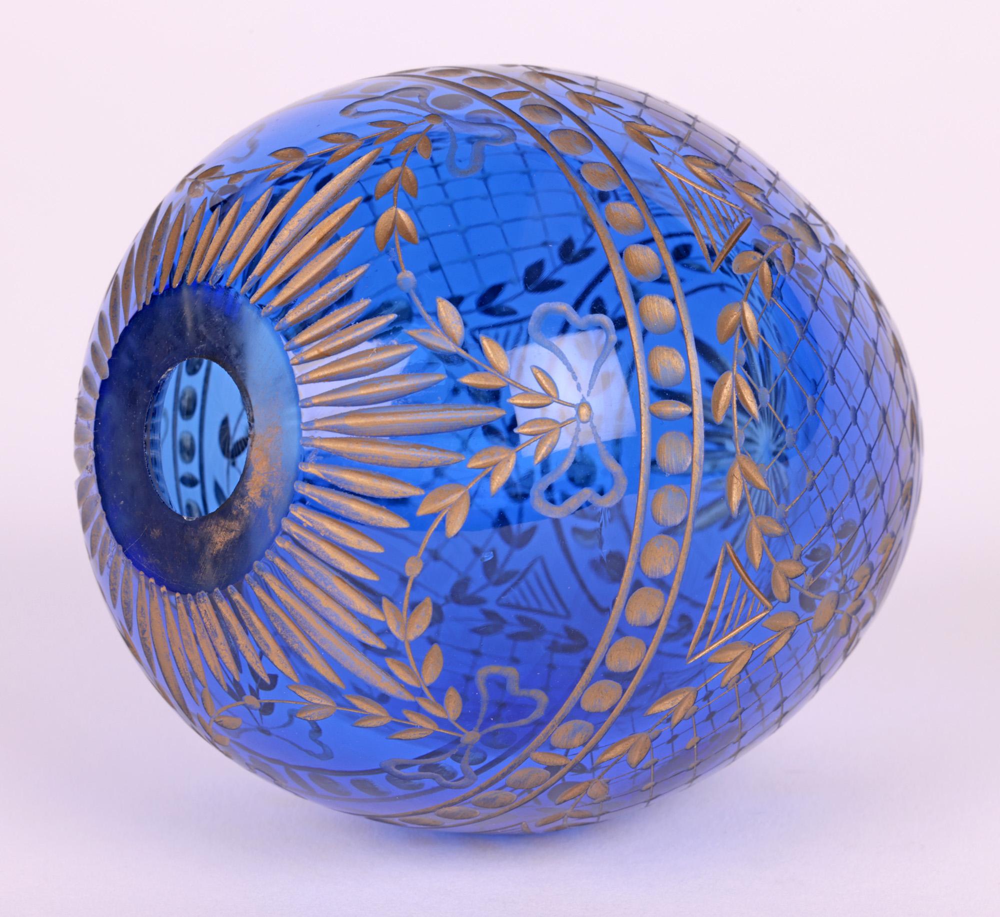 Huevo de cristal azul atribuido a Fabergé ruso con diseños grabados en venta 3