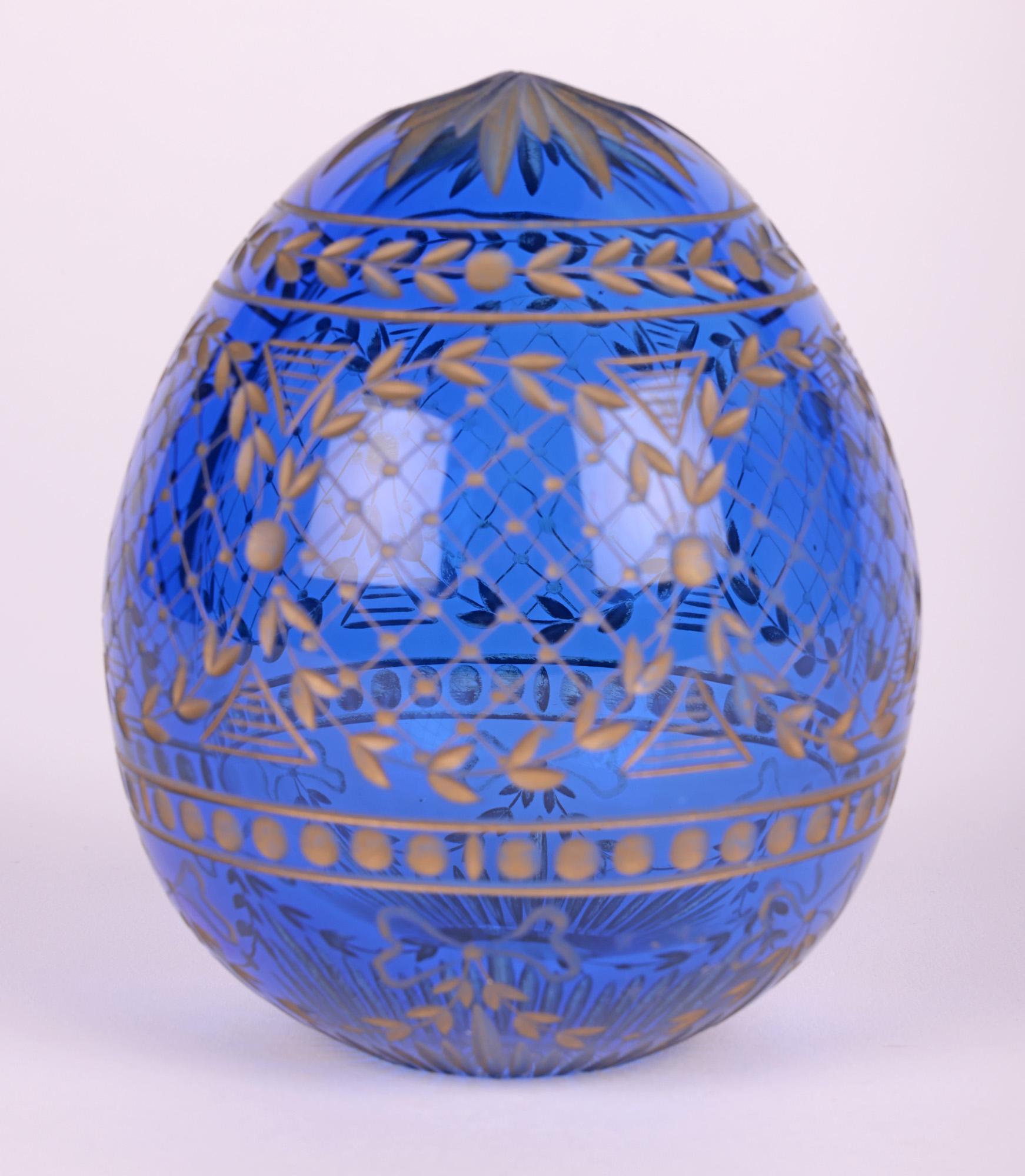 Oeuf russe en verre bleu attribué à Faberge avec motifs gravés en vente 1