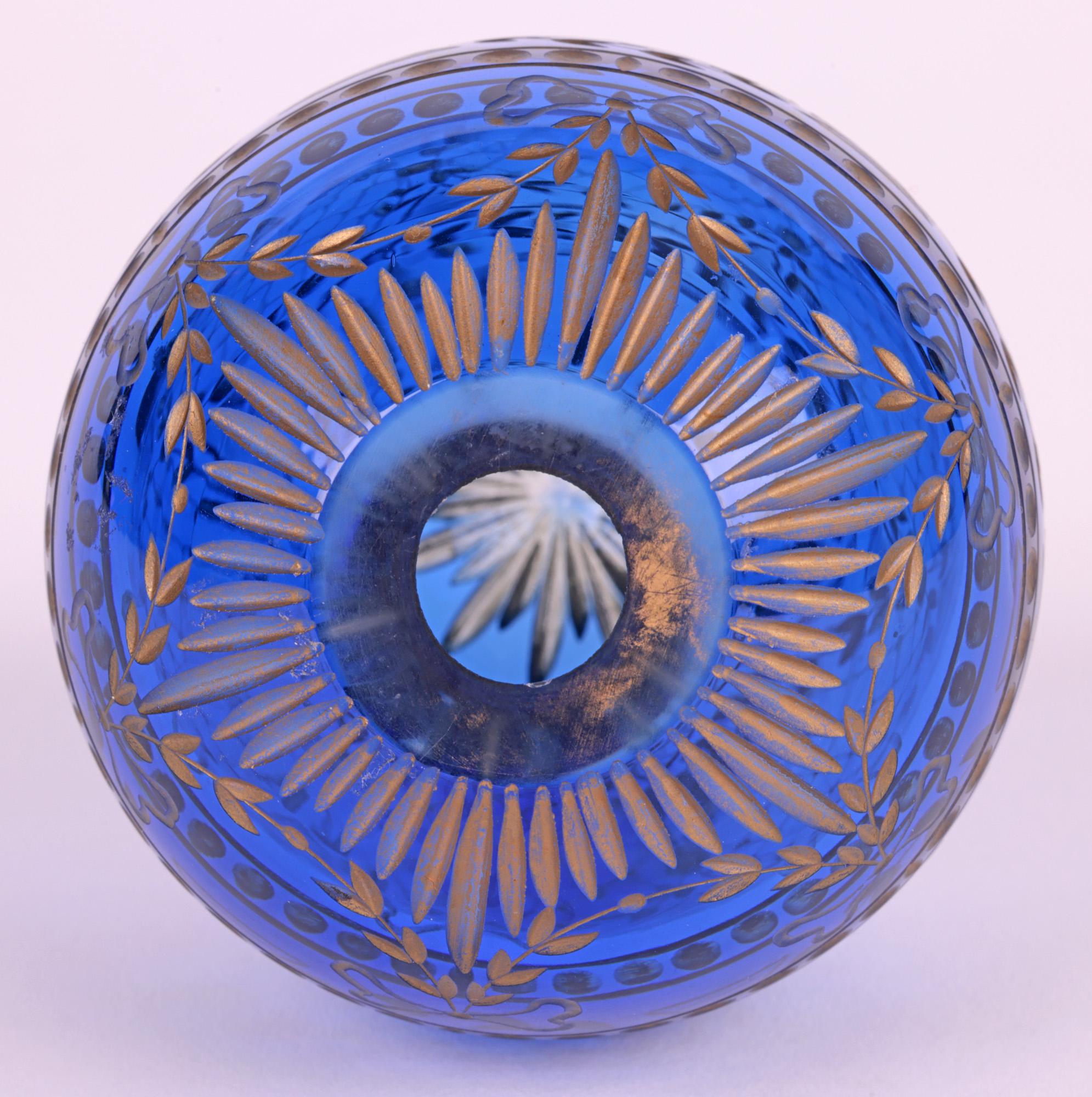 Oeuf russe en verre bleu attribué à Faberge avec motifs gravés en vente 2