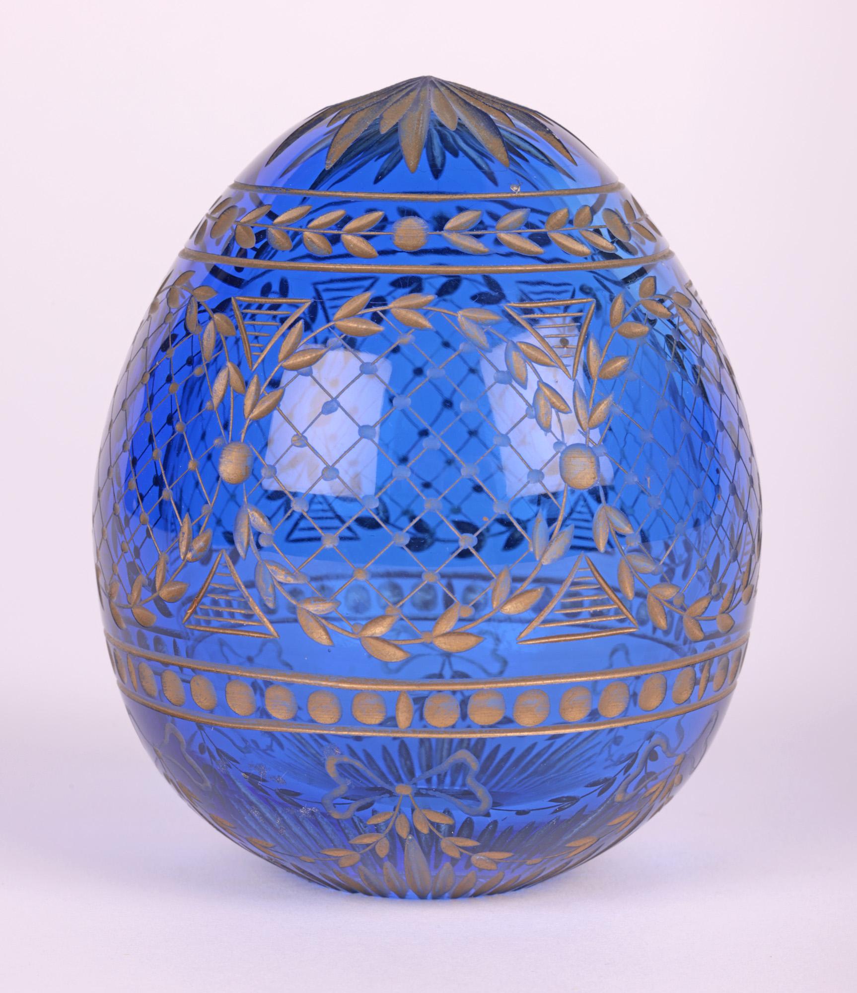 Oeuf russe en verre bleu attribué à Faberge avec motifs gravés en vente 3