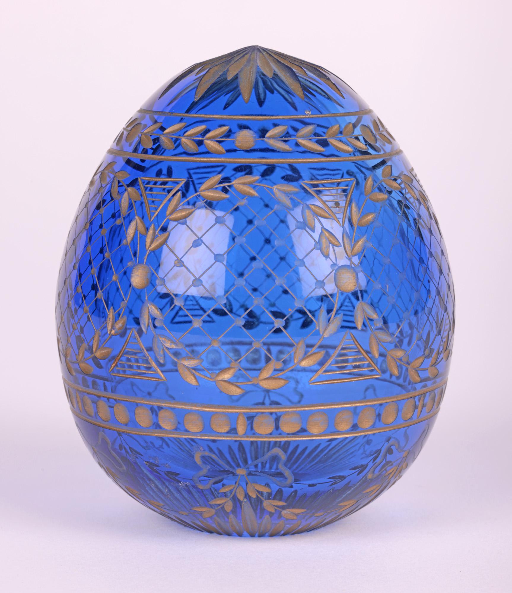 Huevo de cristal azul atribuido a Fabergé ruso con diseños grabados en venta 6