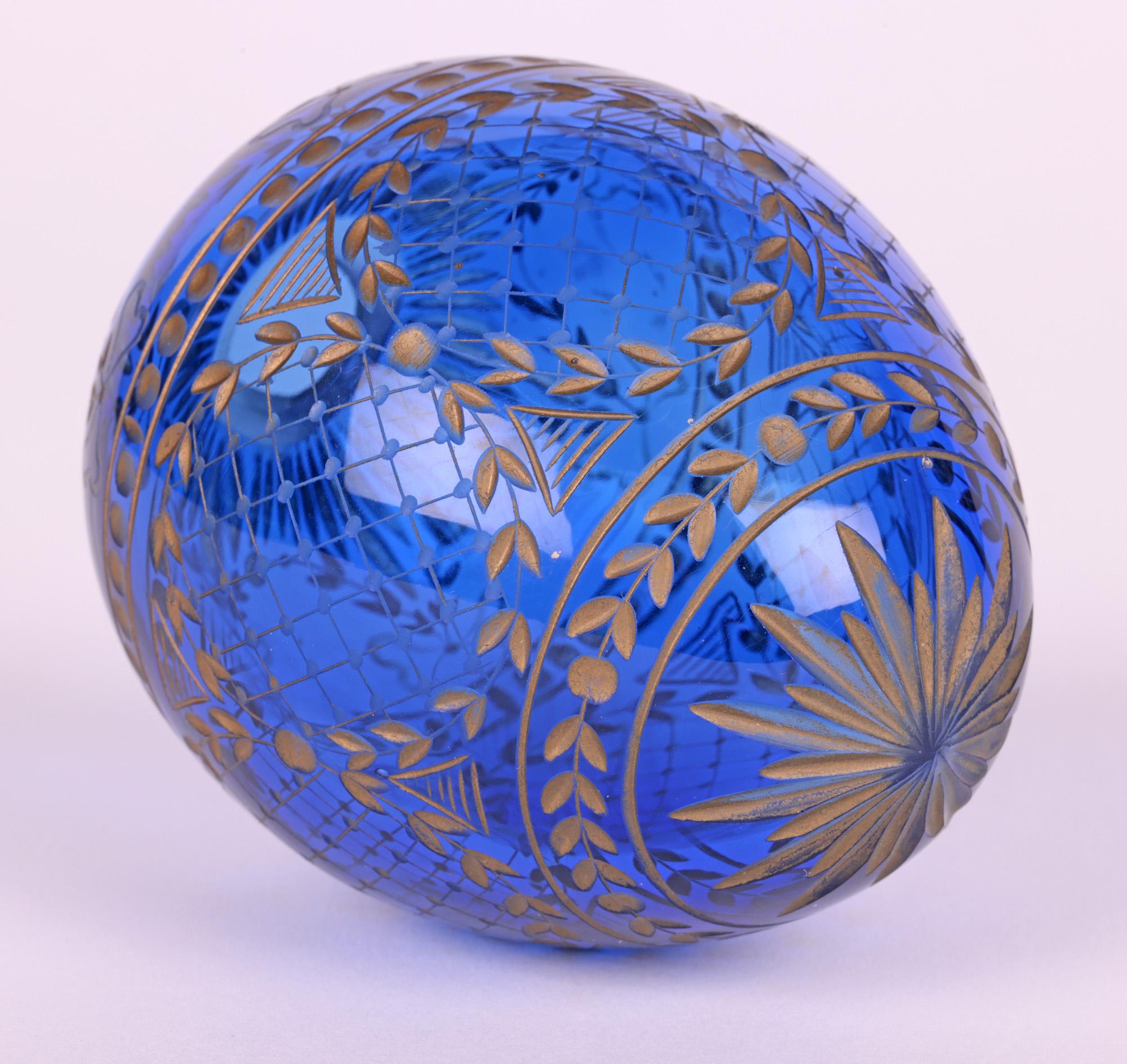 Mid-Century Modern Oeuf russe en verre bleu attribué à Faberge avec motifs gravés en vente
