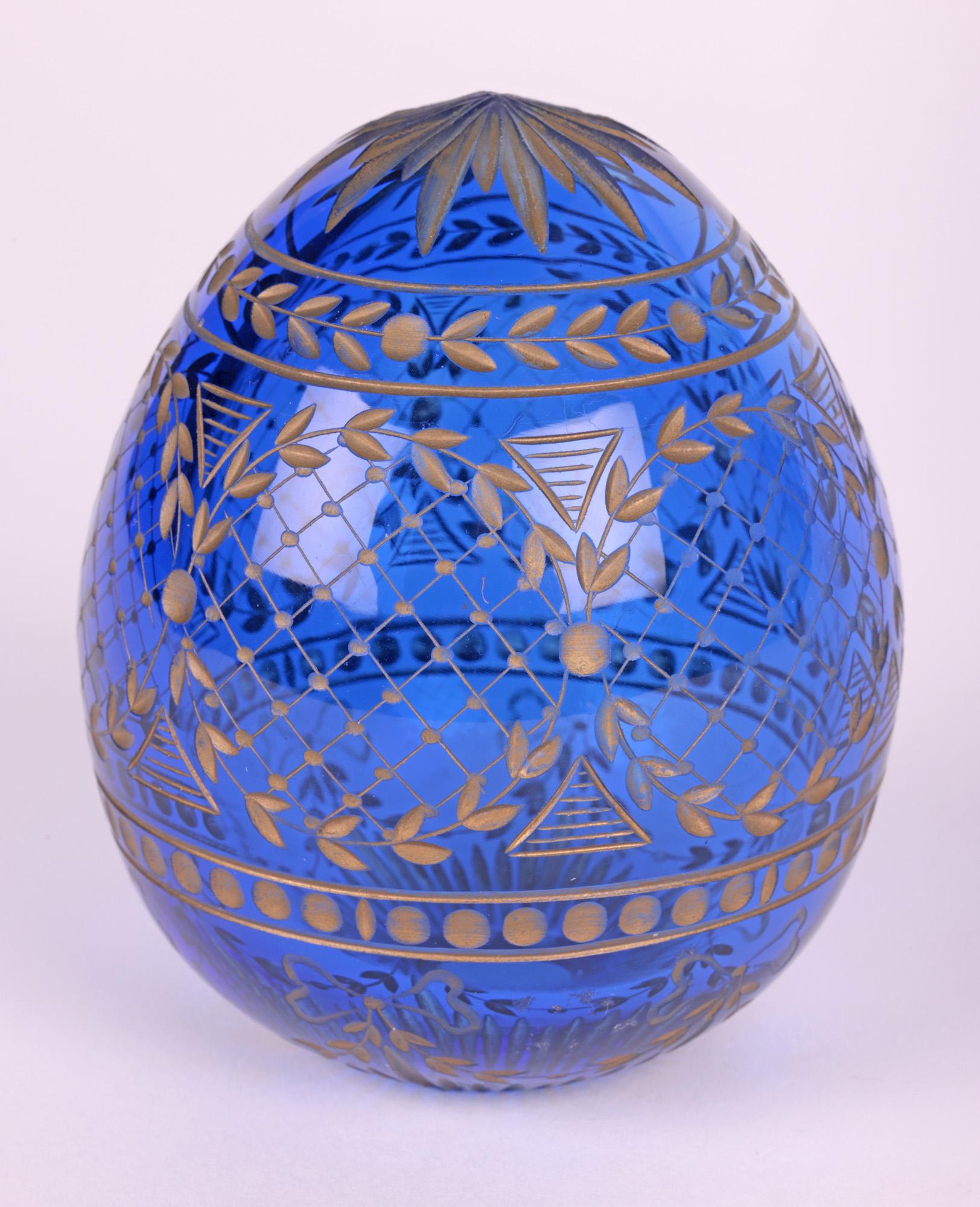 Russe Oeuf russe en verre bleu attribué à Faberge avec motifs gravés en vente