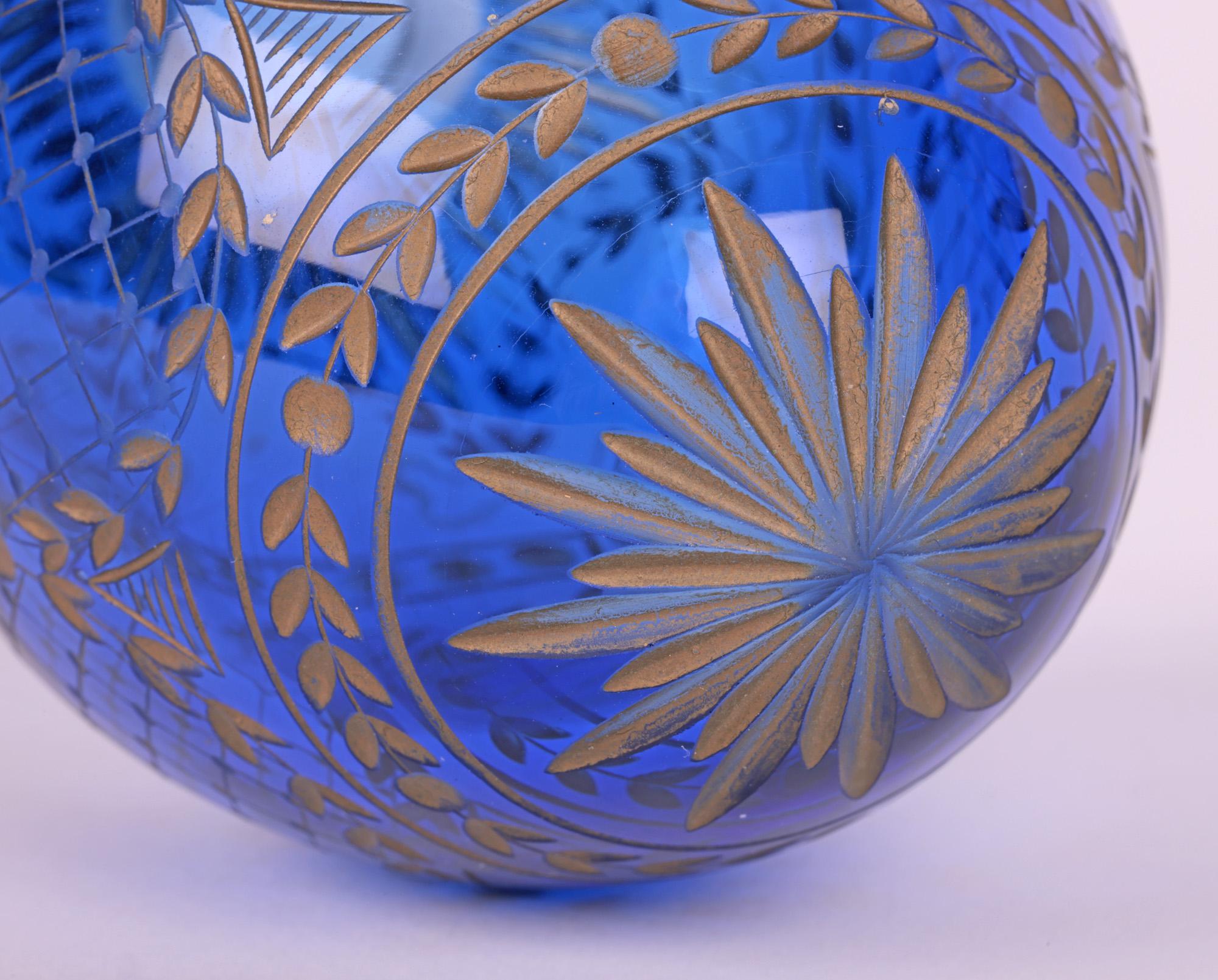 Gravé Oeuf russe en verre bleu attribué à Faberge avec motifs gravés en vente