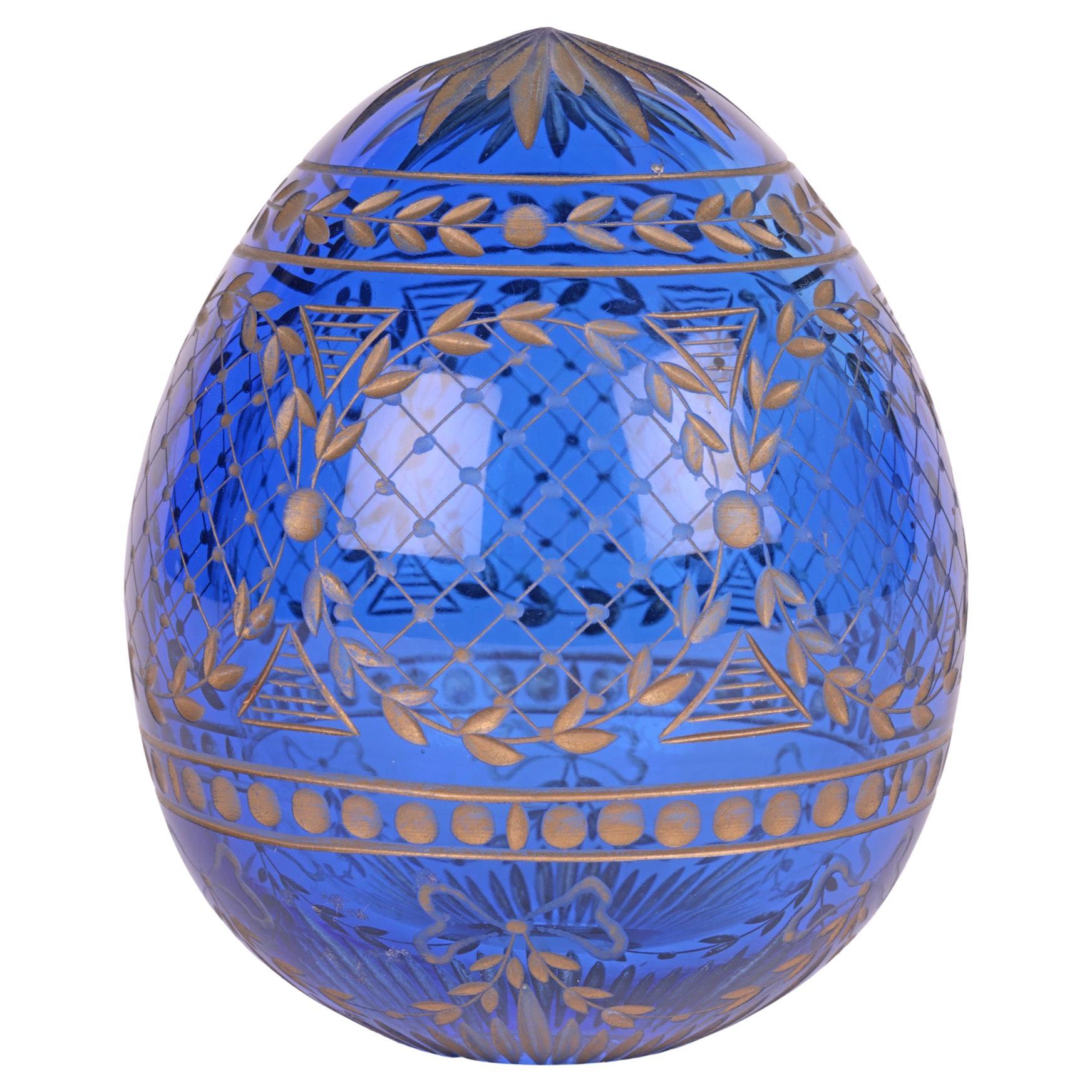 Oeuf russe en verre bleu attribué à Faberge avec motifs gravés en vente