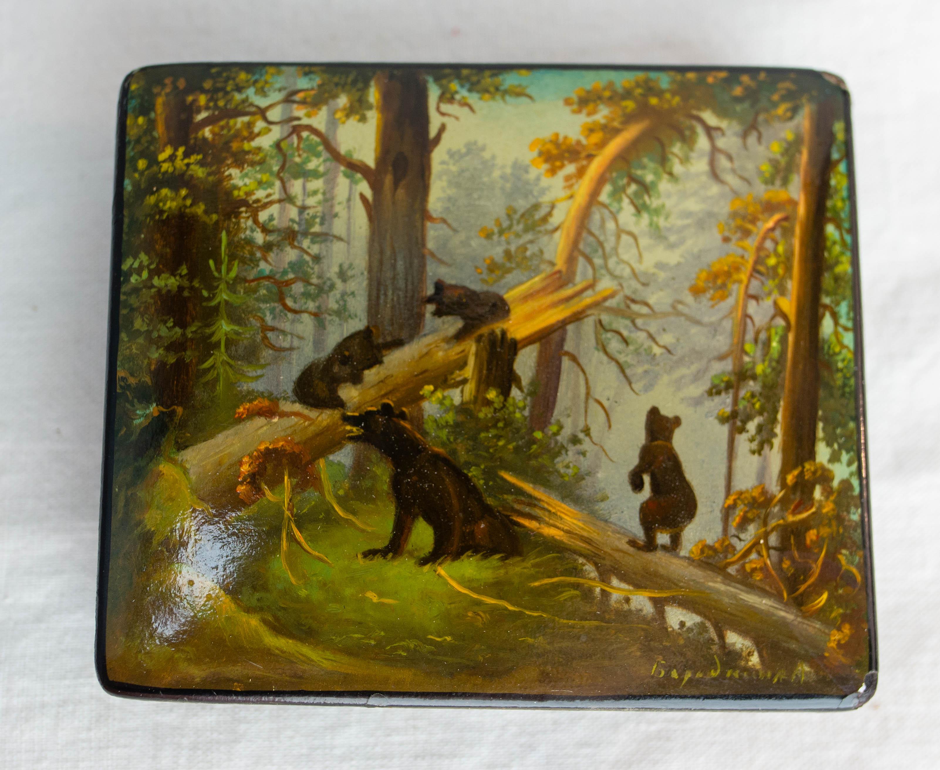 Hand-painted and lacquered box. The illustration is maned 