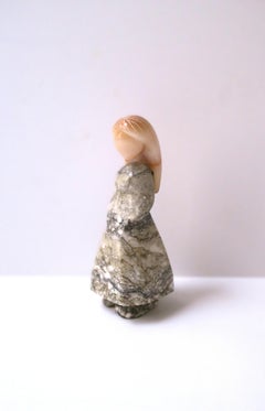 Escultura rusa de figura femenina en mármol y ónice, finales del siglo XX