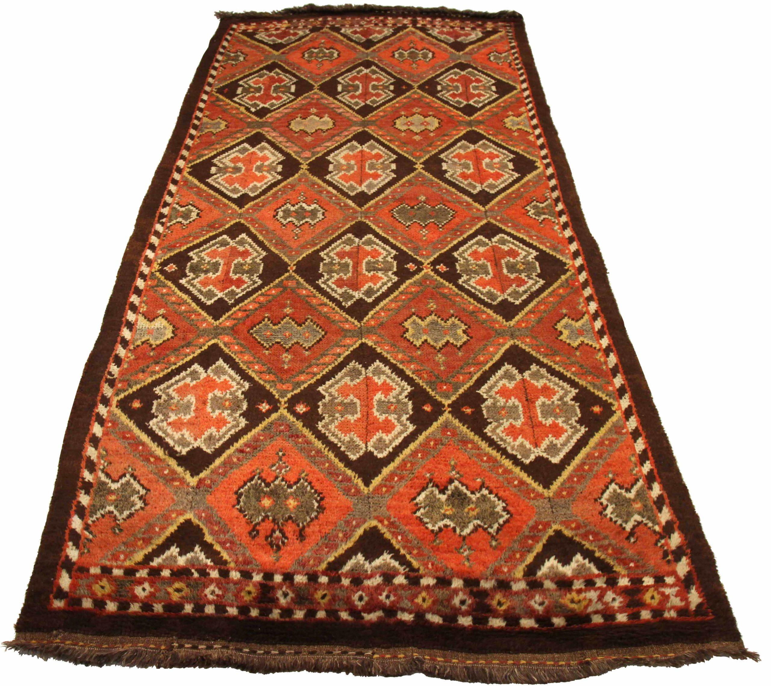 Entdecken Sie die Eleganz des russischen Gabbeh mit dem kleinen Teppich CIRCA 1910. Dieses exklusive Design aus Wolle und GreenIvoryRed ist perfekt, um Ihren Raum zu verschönern.