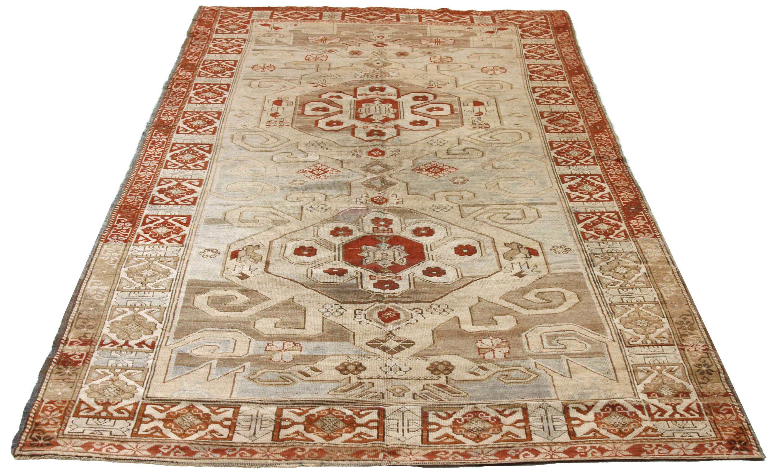 Découvrez l'élégance du Ghafghaz russe présentant un petit tapis datant de 1910 environ. Conçu avec de la laine et du BlueIvoryRed, ce design exclusif est parfait pour mettre en valeur votre espace.