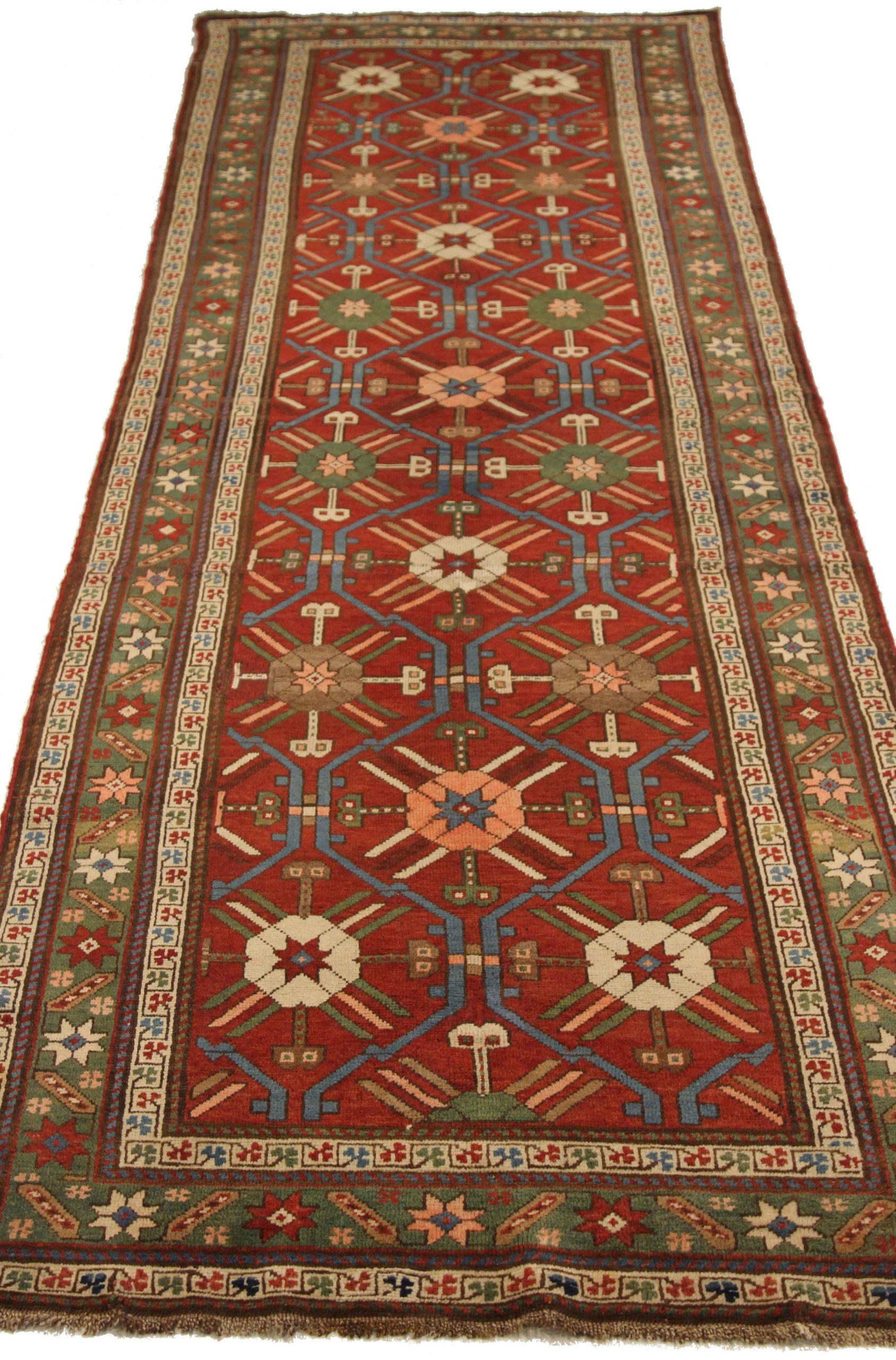 Découvrez l'élégance du tapis russe Gharebagh de Circa 1910. Conçu avec de la laine et du BlueGreenIvoryRed, ce design exclusif est parfait pour mettre en valeur votre espace.