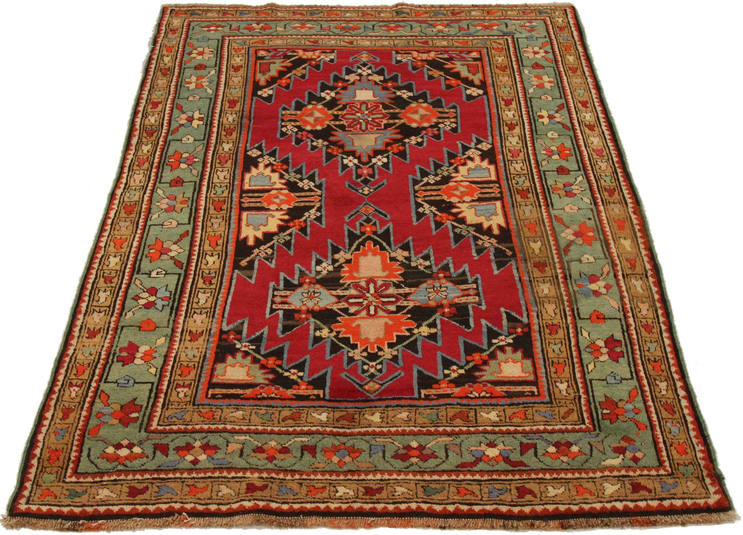 Entdecken Sie die Eleganz des russischen Gharebagh mit dem kleinen Teppich von CIRCA 1910. Dieses exklusive Design aus Wolle und BraunGrünRot ist perfekt, um Ihren Raum zu verschönern.