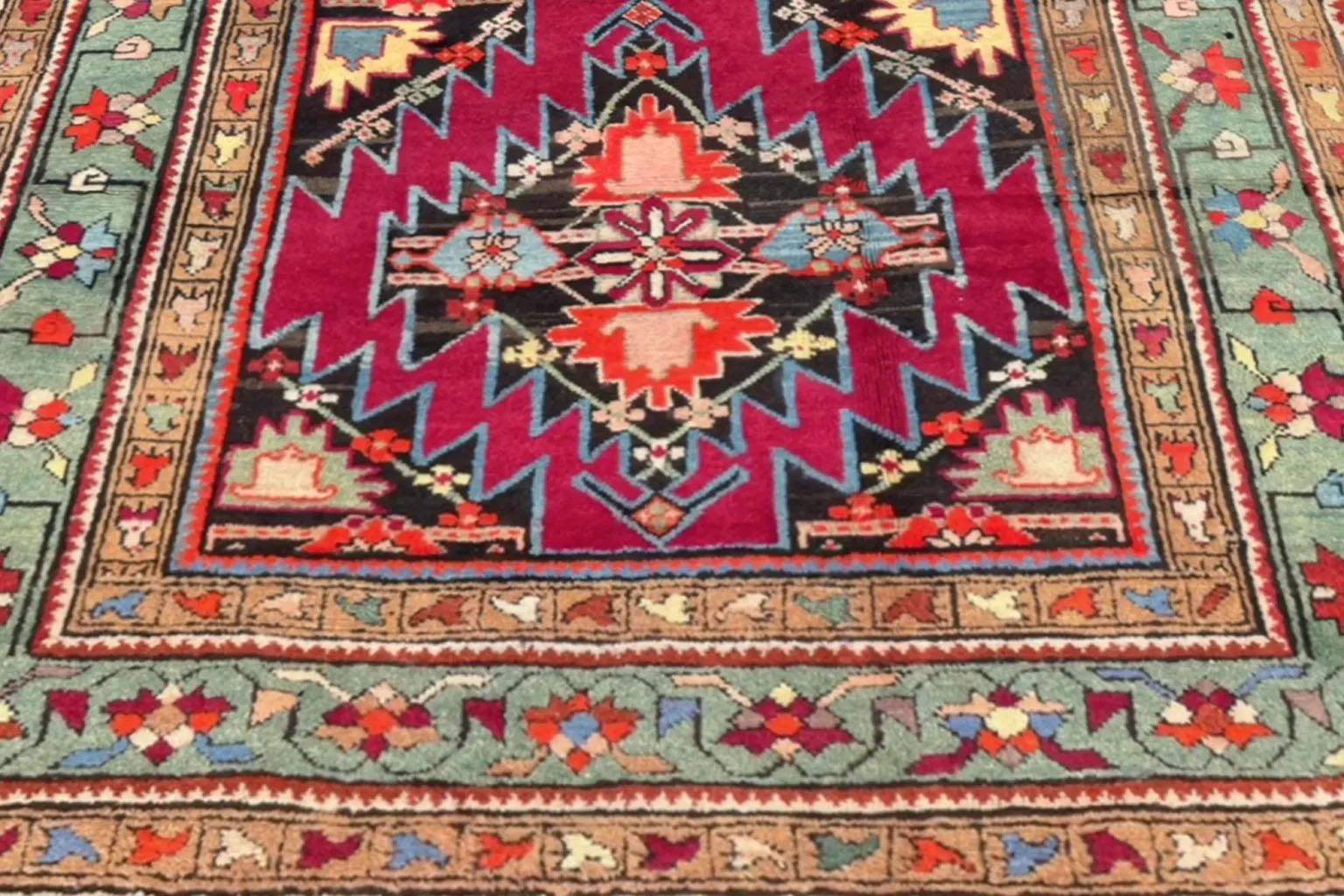 Noué à la main Petit tapis russe Gharebagh Circa 1910 - Laine Marron Vert Rouge 72255 en vente