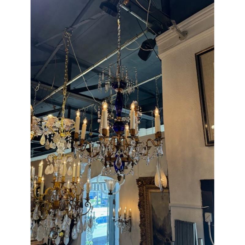 Raffinato lampadario a 8 luci in bronzo dorato e vetro cobalto del XIX secolo, di origine baltica o russa. Circa 1880. Il lampadario è stato ricablato professionalmente e viene fornito con catena e baldacchino coordinati. È pronto per essere appeso!