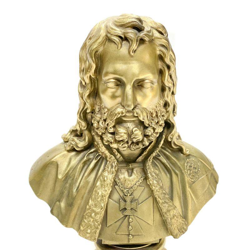Russische vergoldete Bronzebüste eines Ritters, der maltesisches Kreuz trägt, 19. Jahrhundert

Die Figur stellt einen bärtigen Ritter dar, der ein Malteserkreuz und einen pelzgefütterten Umhang trägt. Das Kreuz deutet darauf hin, dass es sich um