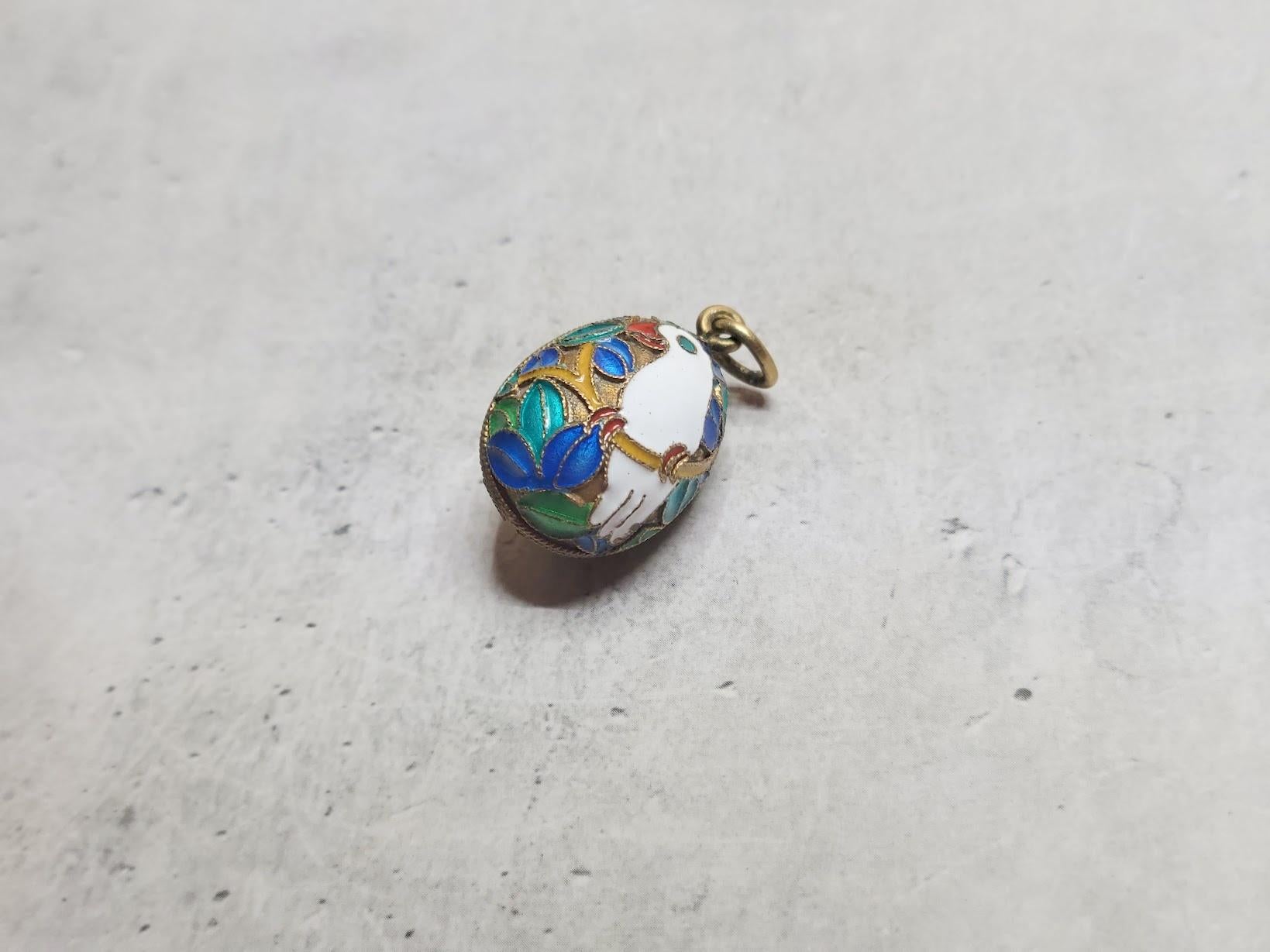 Impero russo Ciondolo a forma di uovo Cloisonne in smalto dorato russo, 3° Artel in vendita
