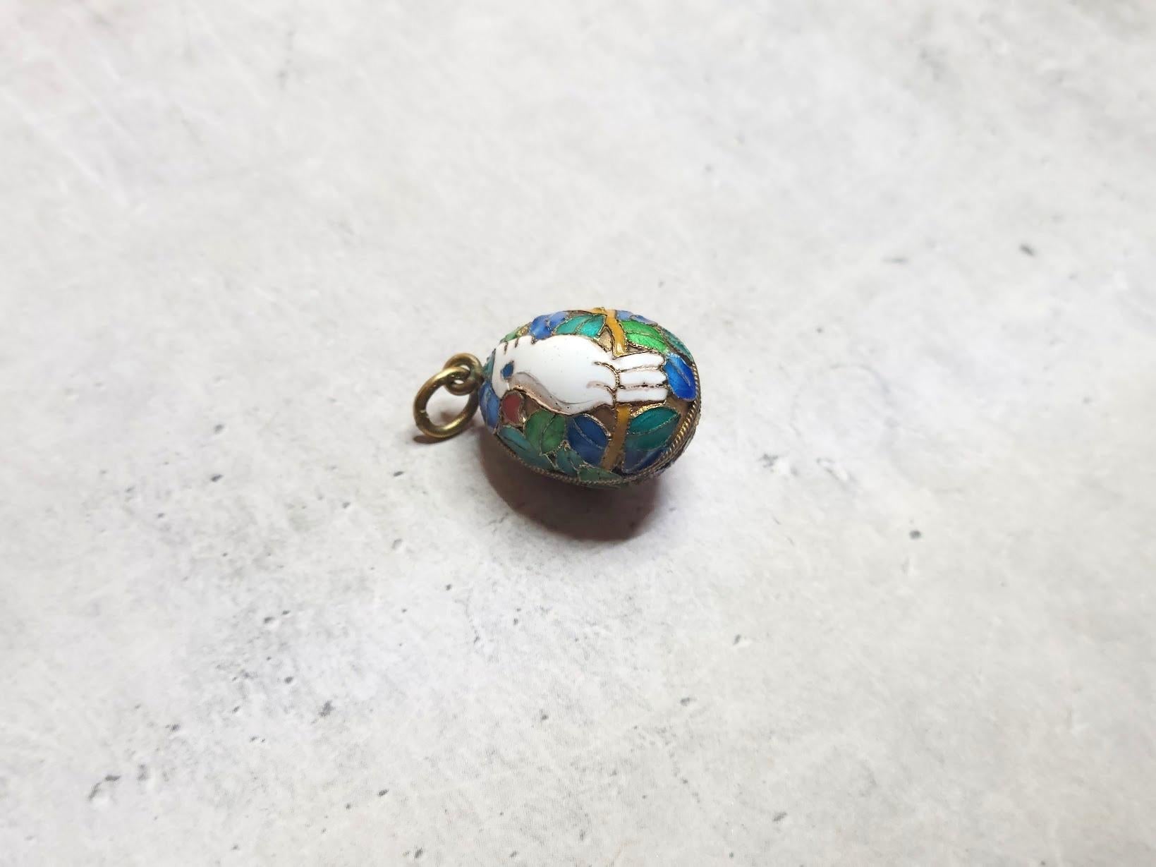 Ciondolo a forma di uovo Cloisonne in smalto dorato russo, 3° Artel In condizioni buone in vendita a Chesterland, OH