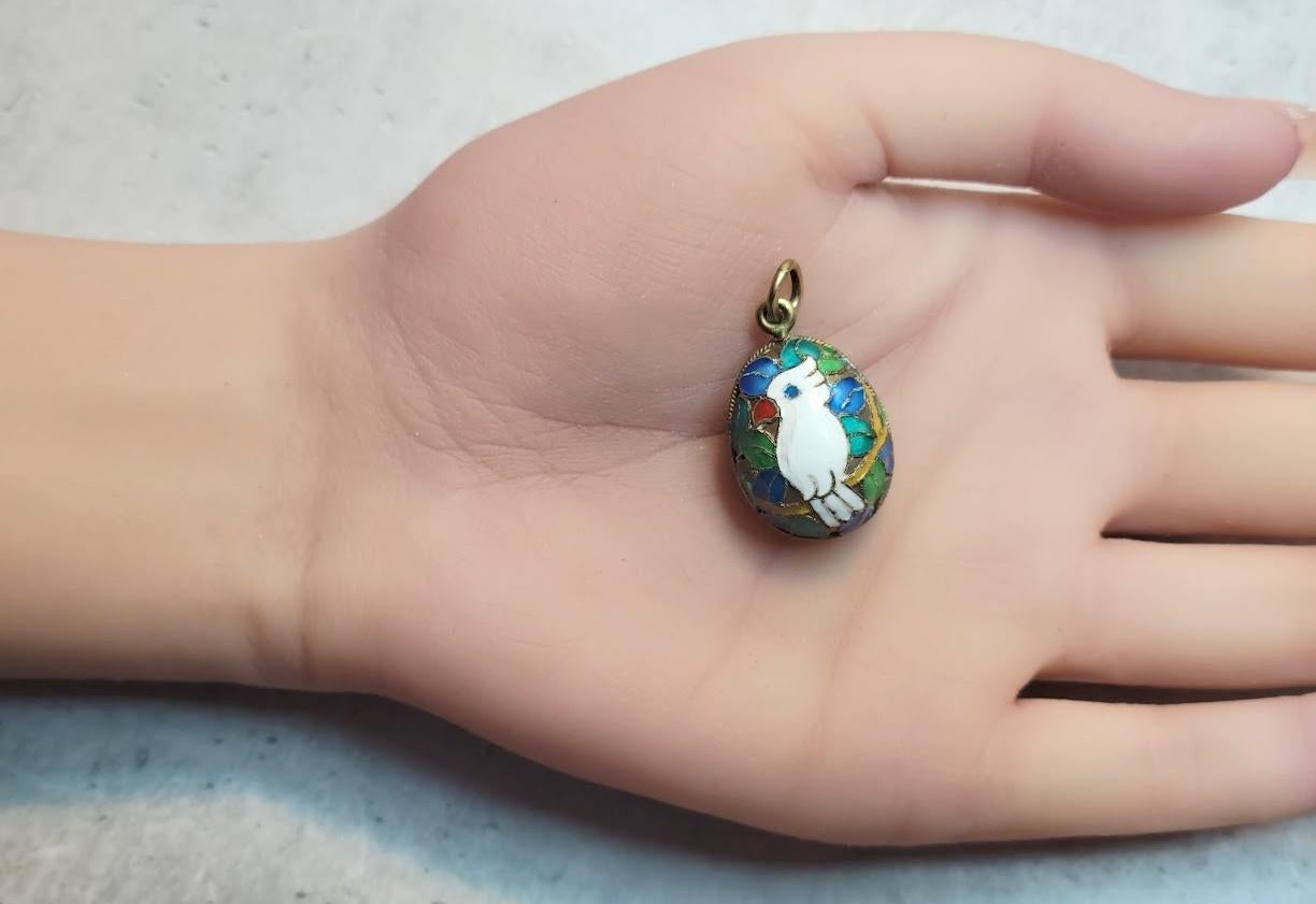 Ciondolo a forma di uovo Cloisonne in smalto dorato russo, 3° Artel in vendita 1