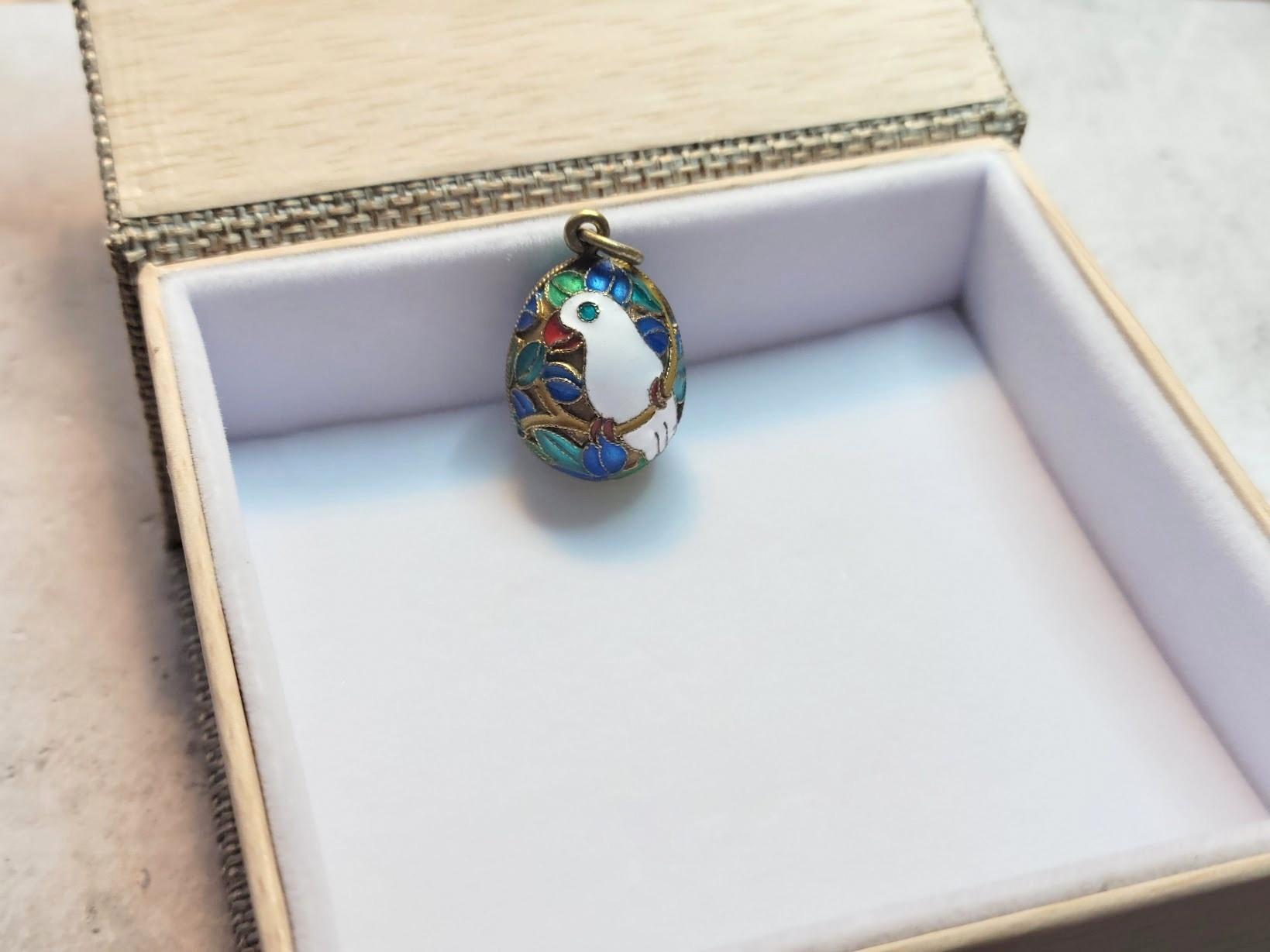 Ciondolo a forma di uovo Cloisonne in smalto dorato russo, 3° Artel in vendita 3