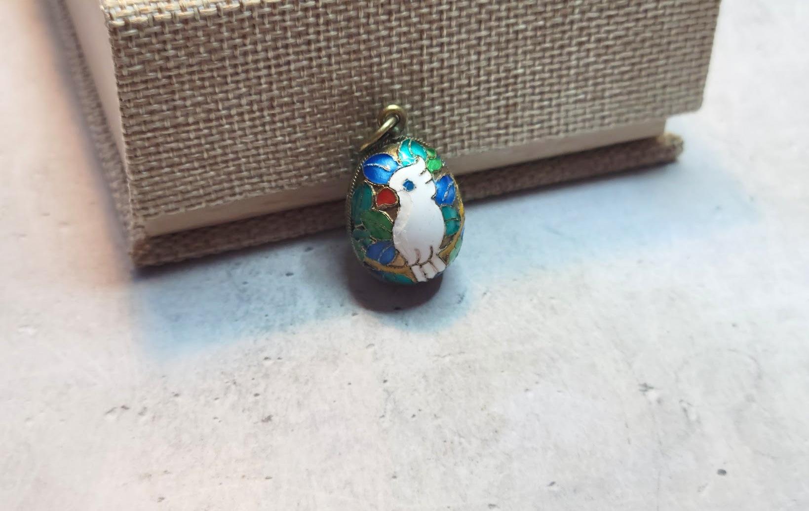 Ciondolo a forma di uovo Cloisonne in smalto dorato russo, 3° Artel in vendita 4