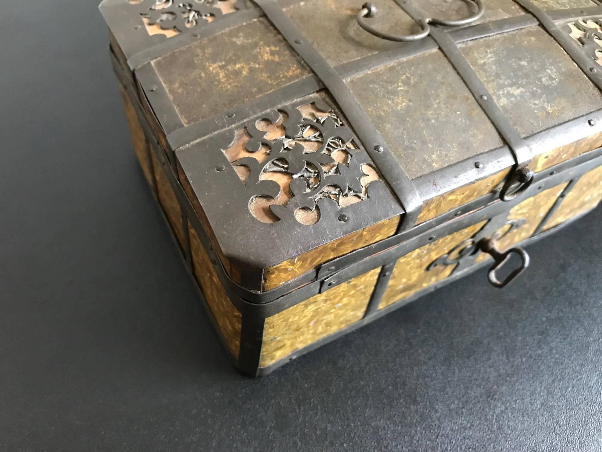 Russische vergoldete Eisenschachtel des 19. Jahrhunderts mit Originalschlüssel (Sonstiges) im Angebot