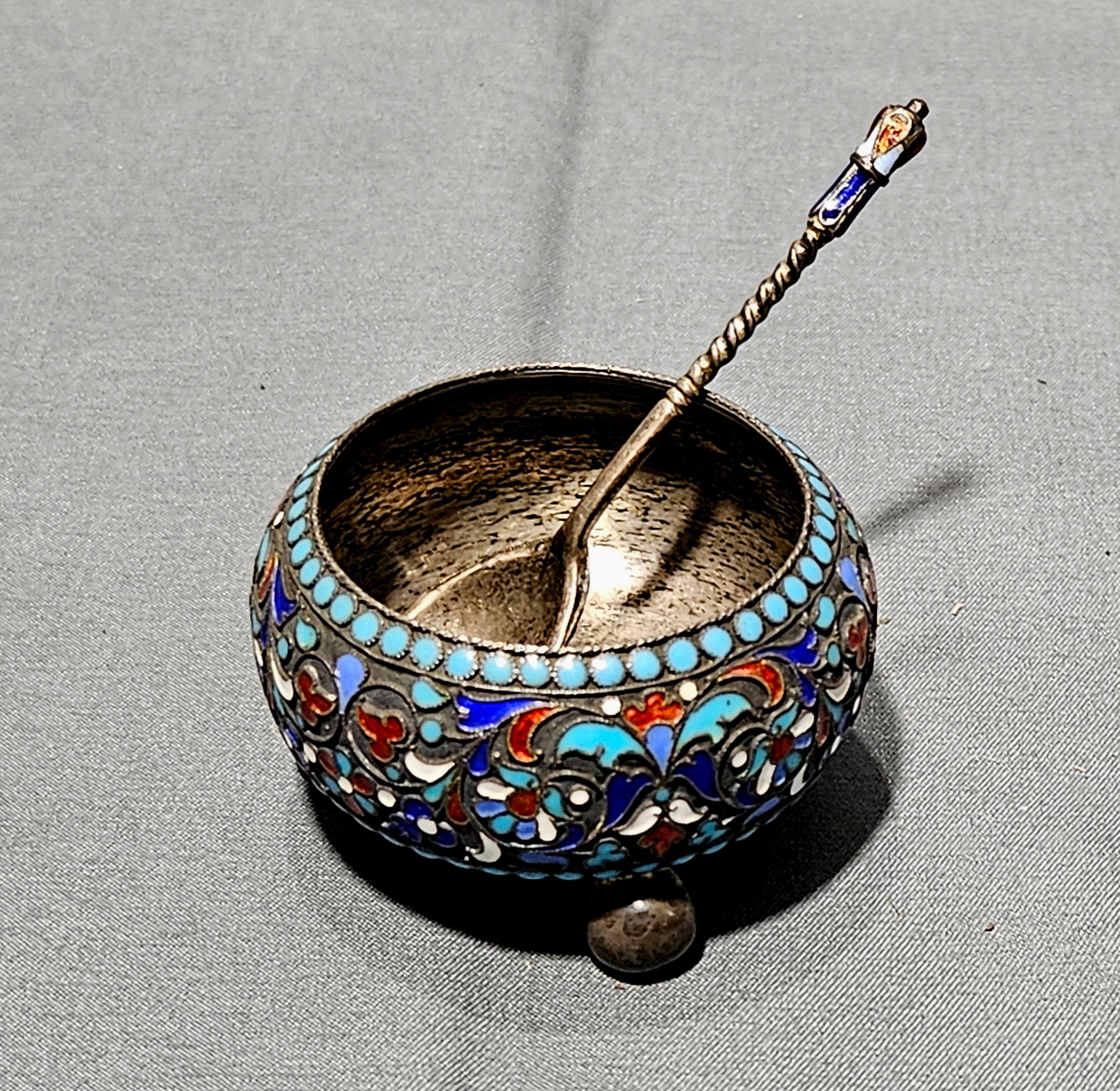 Russian Gilt Silver and Cloisonné Enamel Salt and Spoon im Angebot 5