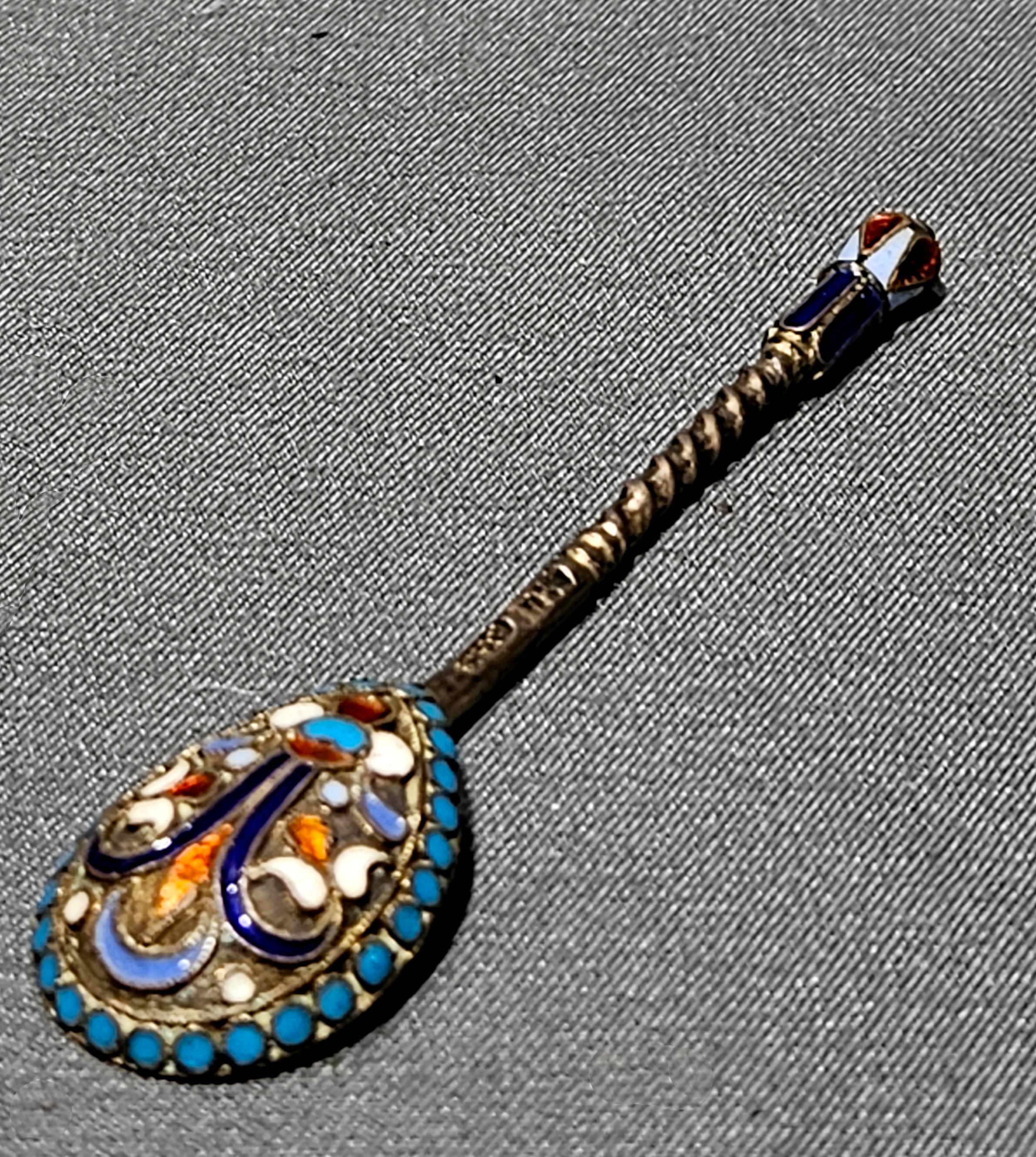 Russian Gilt Silver and Cloisonné Enamel Salt and Spoon (Handgefertigt) im Angebot