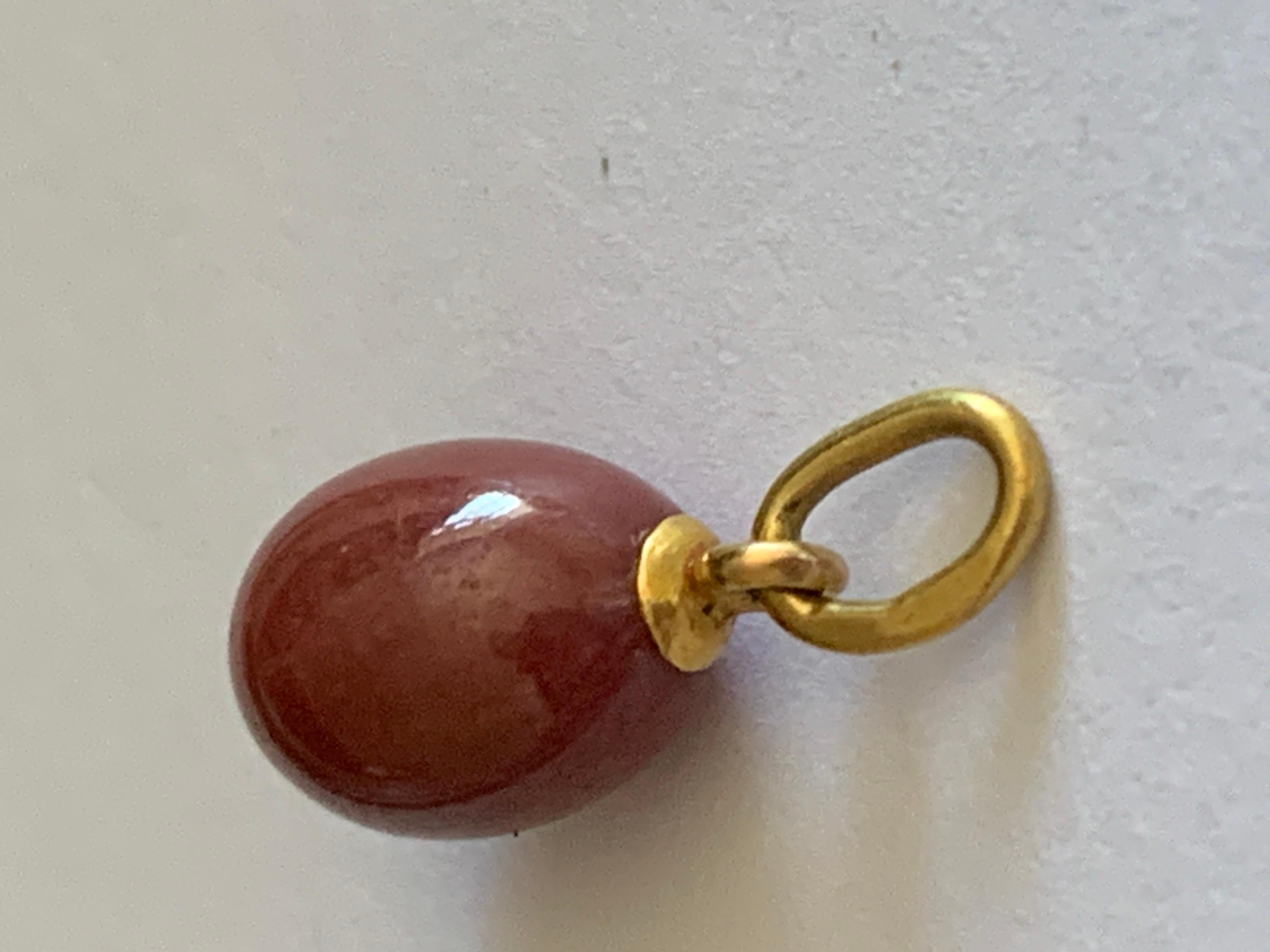 Bellissima miniatura
Charm a forma di uovo montato in oro russo 14ct
Il colore è un bellissimo rosso bordeaux 
l'immagine sullo sfondo bianco del rullo principale è la più fedele alla realtà. 
timbrato 