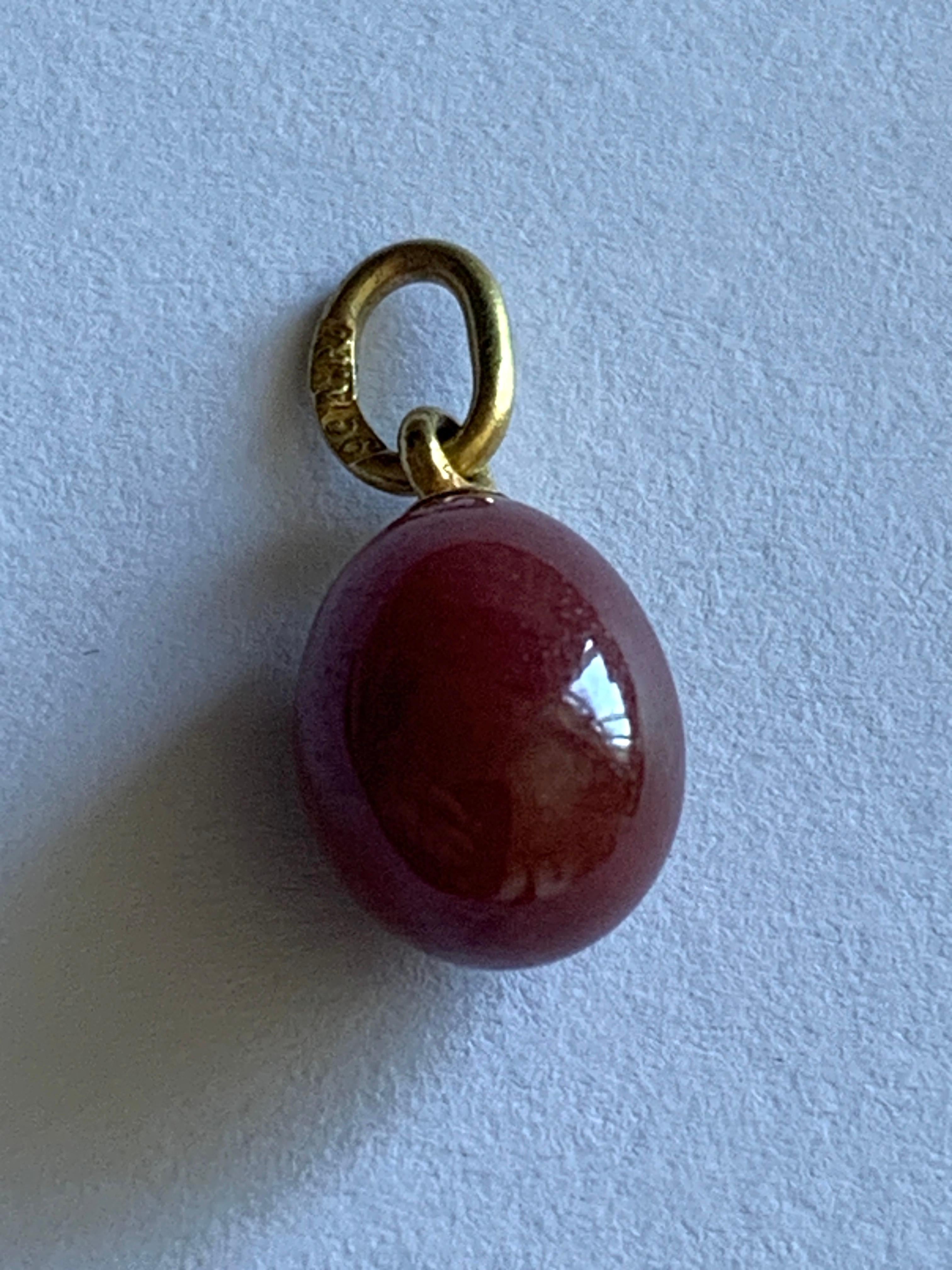 Charm a forma di uovo montato in oro russo 14ct A.H. In condizioni buone in vendita a London, GB