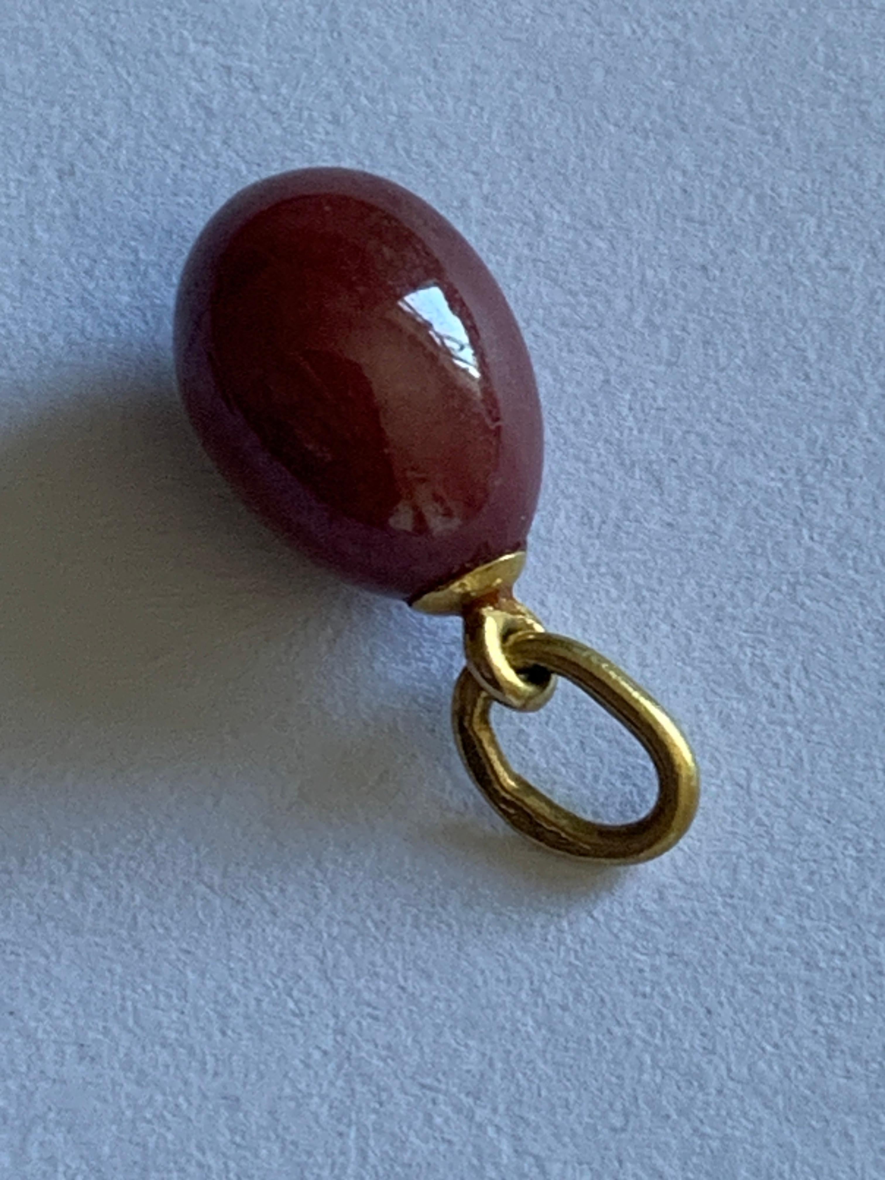 Donna Charm a forma di uovo montato in oro russo 14ct A.H. in vendita