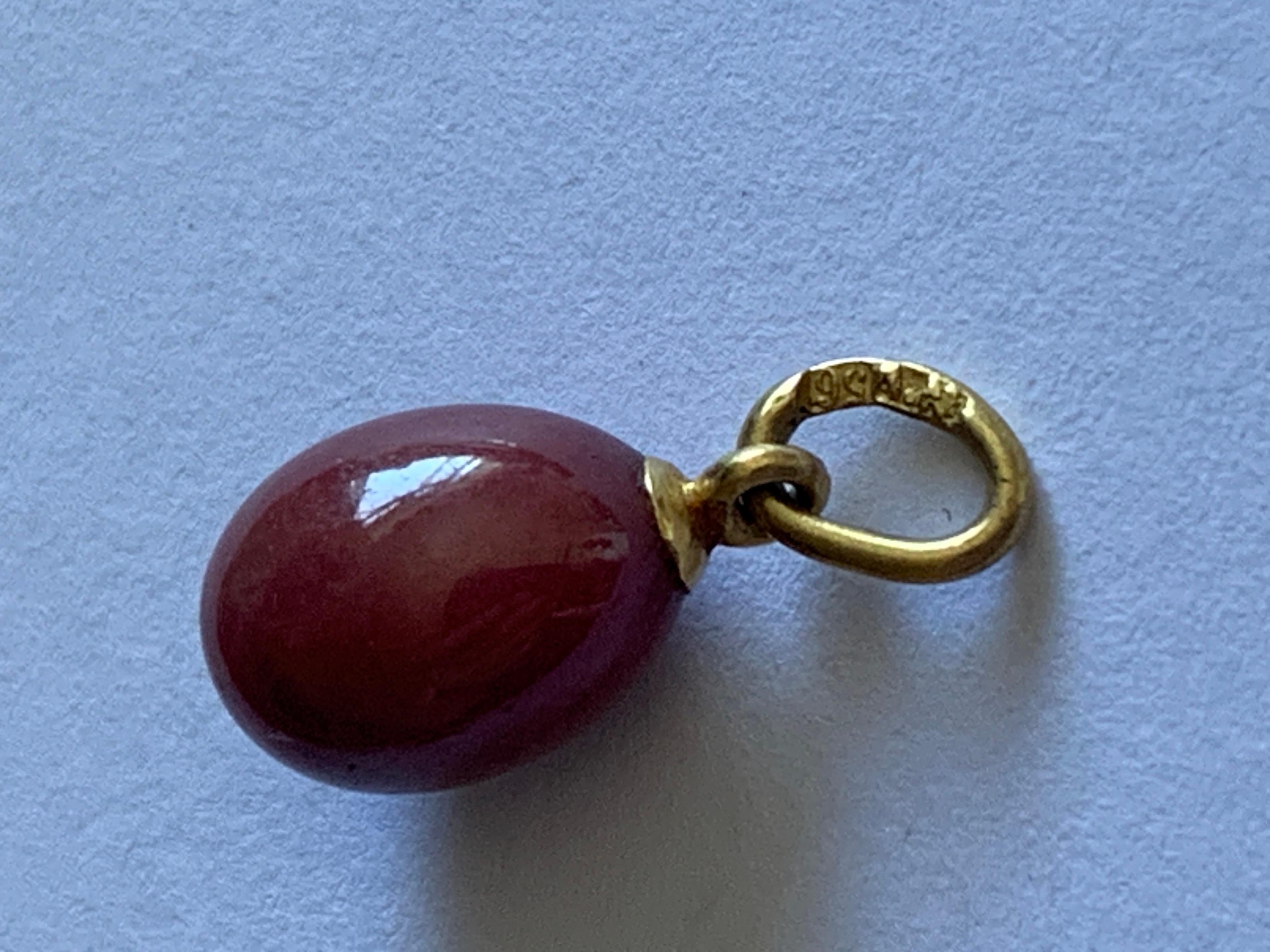 Charm a forma di uovo montato in oro russo 14ct A.H. in vendita 1