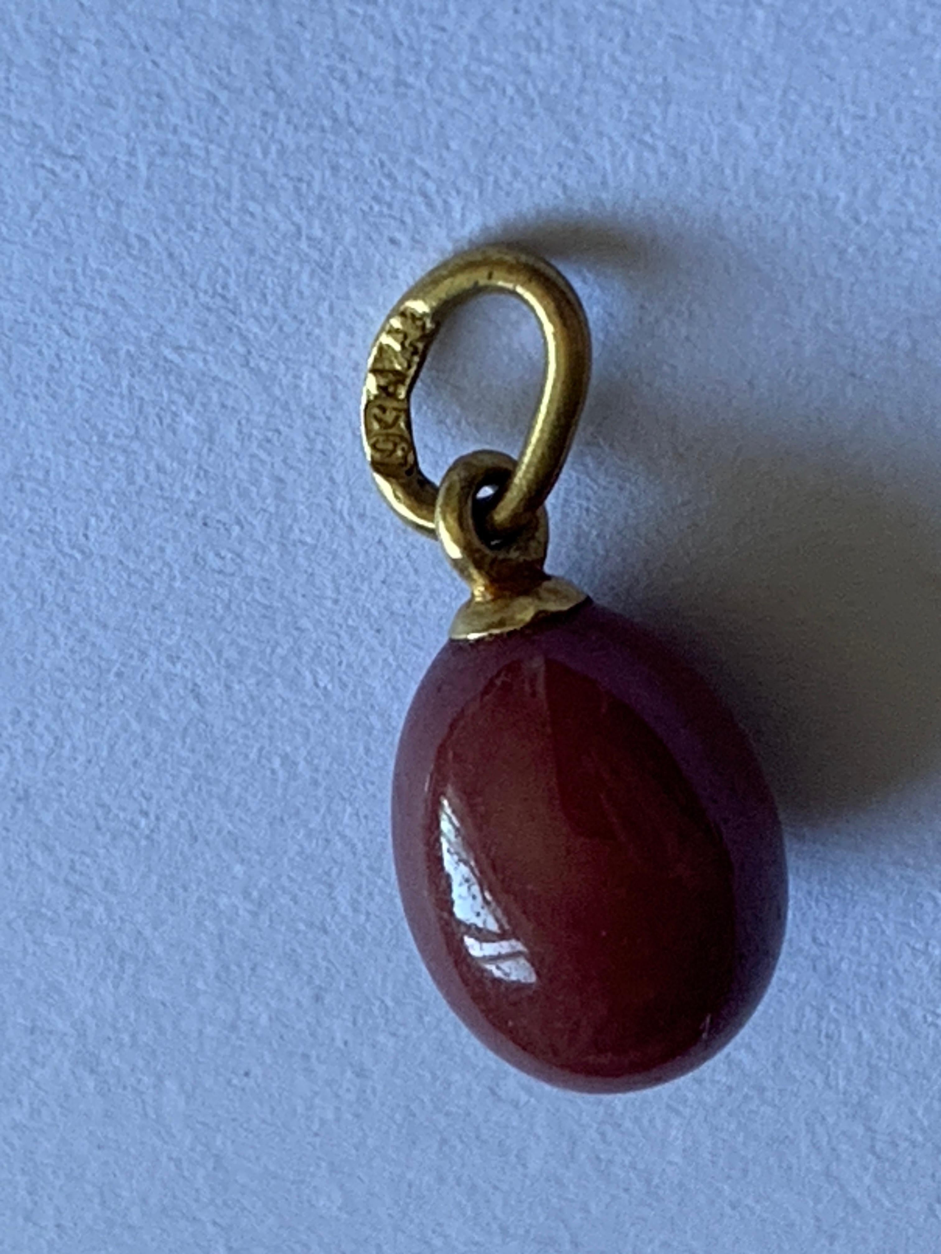 Charm a forma di uovo montato in oro russo 14ct A.H. in vendita 2