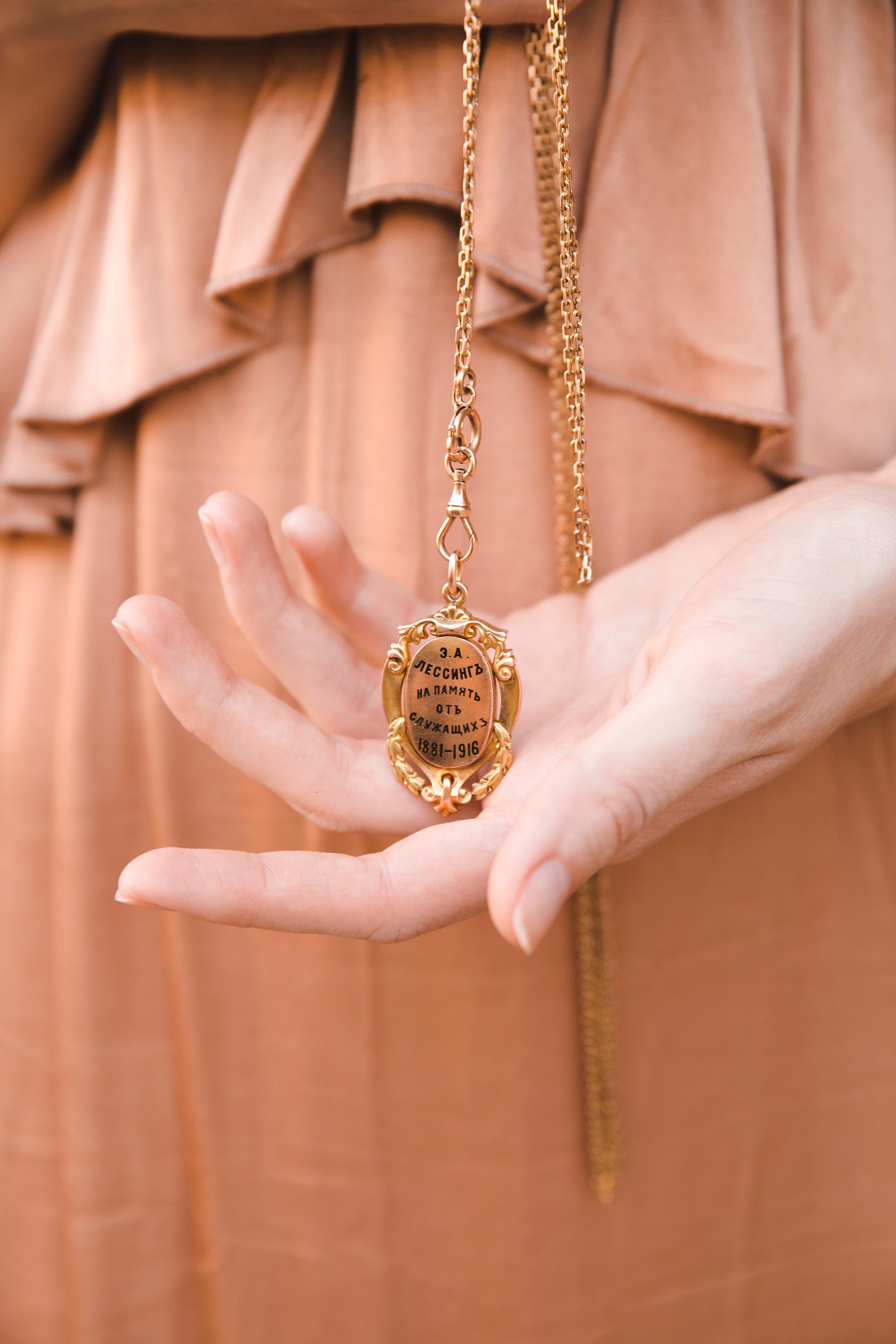 Taille vieille mine Pendentif cyrillique en or émaillé guilloché et diamants 56 poinçons, 1916 en vente