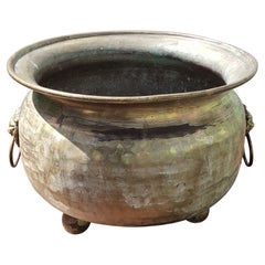 Russisches handgehämmertes Jardiniere-Pflanzgefäß aus Messing mit zwei Henkeln und Löwenköpfen