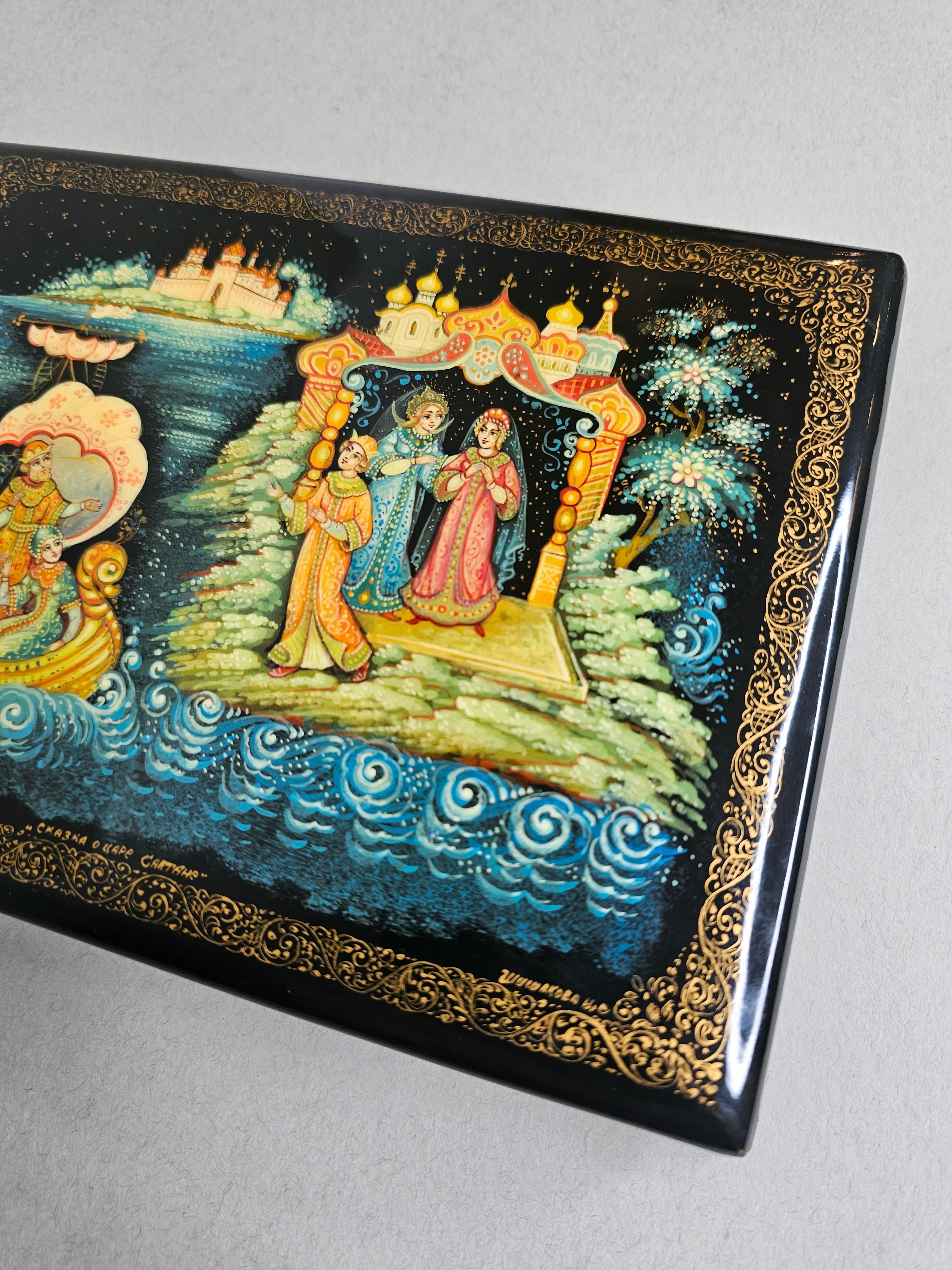 A rare and exceptional finely painted vintage Imperial Russian lacquerware box. 

Exquisitely hand-crafted in the Palekhsky District (Палех) of western Russia, the stunning Palekh miniature features black lacquered papier-mâché construction,