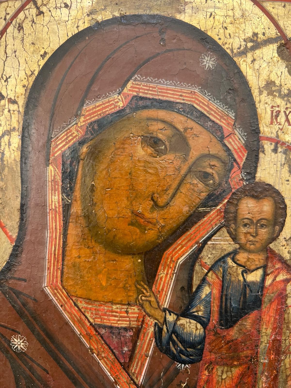 Nous vous présentons une belle icône orthodoxe datant du milieu du XIXe siècle en Russie. Notre-Dame de Kazan, également connue sous le nom de Mère de Dieu de Kazan et de Sainte Protectrice de la Russie, est une icône sacrée de la plus haute stature