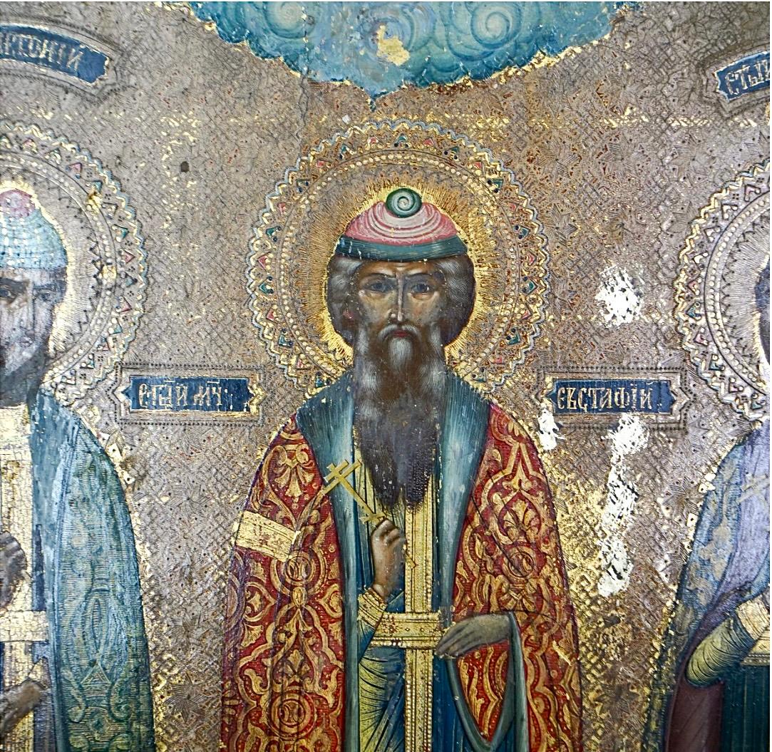 Icono ruso del siglo XIX con un panel de madera lacada policromada y dorada que representa las inscripciones de los 