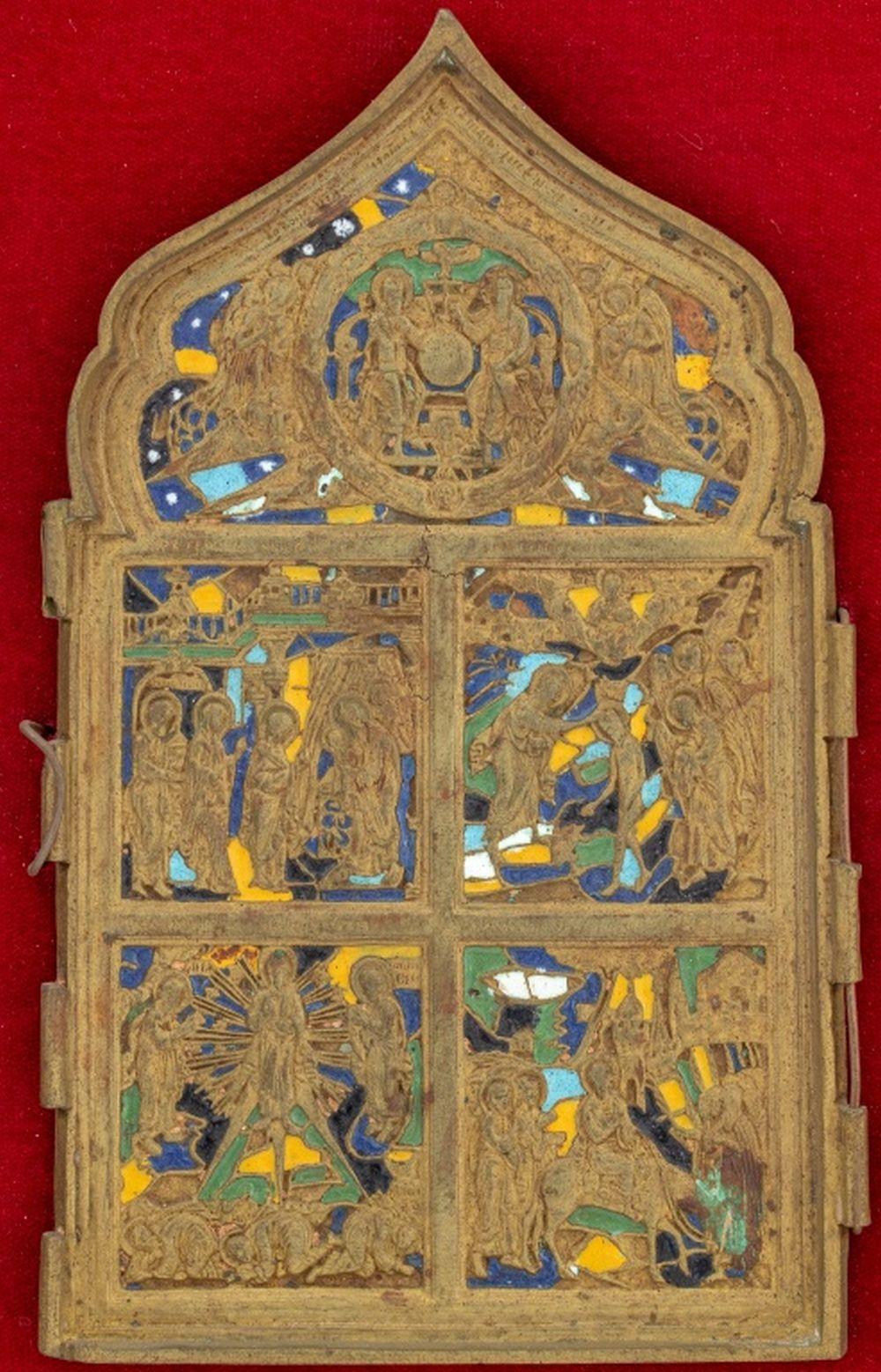 Collectional de trois Icones russes, 19ème siècle, comprenant : Christ Pantocrater en métal peint avec oklad en métal doré, icône de voyage en laiton et émail en forme de porte avec des scènes de la vie du Christ, montée sur panneau de support en
