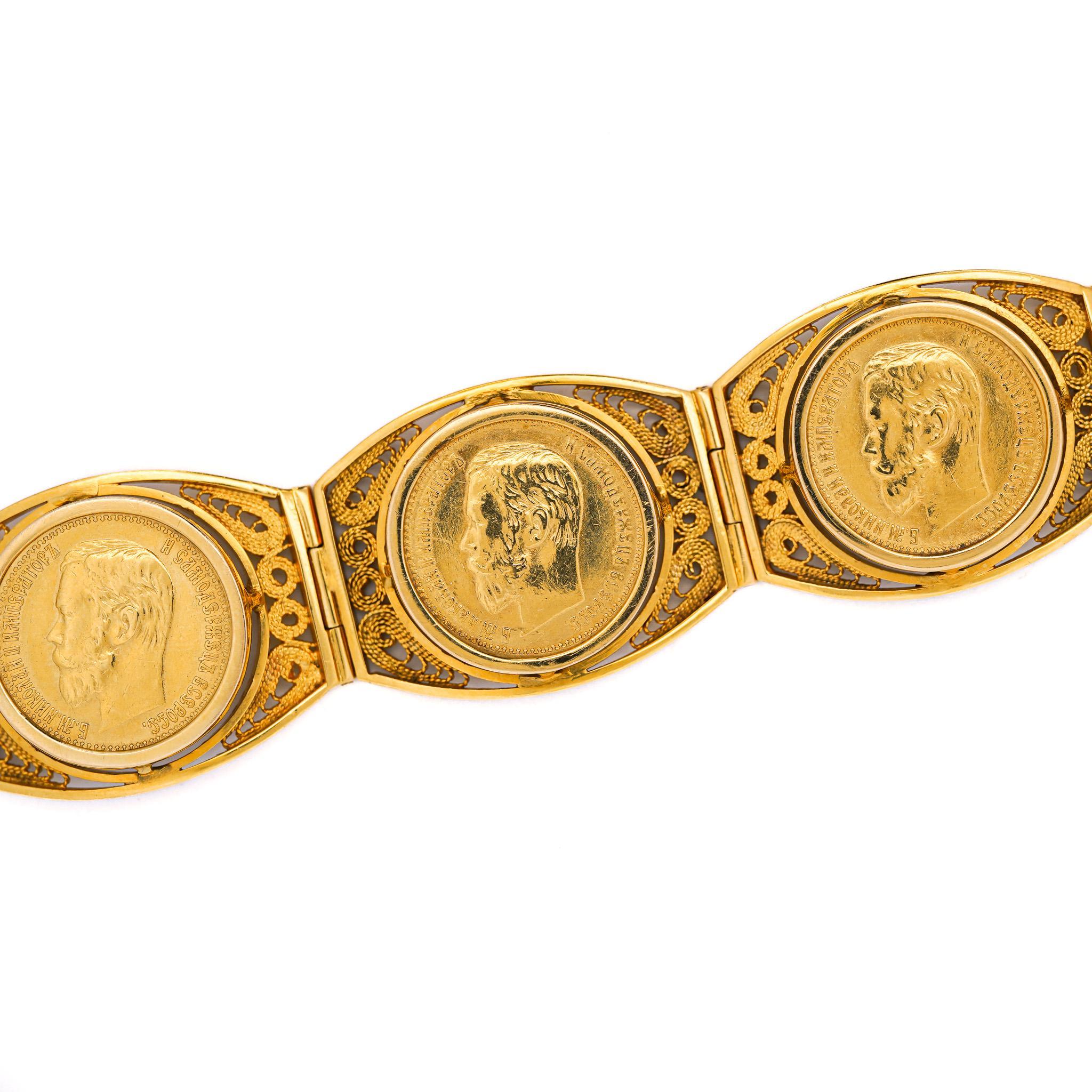 Bracelet ancien en pièces de monnaie impériales russes comprenant cinq authentiques pièces de 10 roubles en or 22k de 1898 avec le portrait de l'empereur Nicolas II, serties dans des maillons filigranés en or jaune 18k avec fermeture en boîte. Il