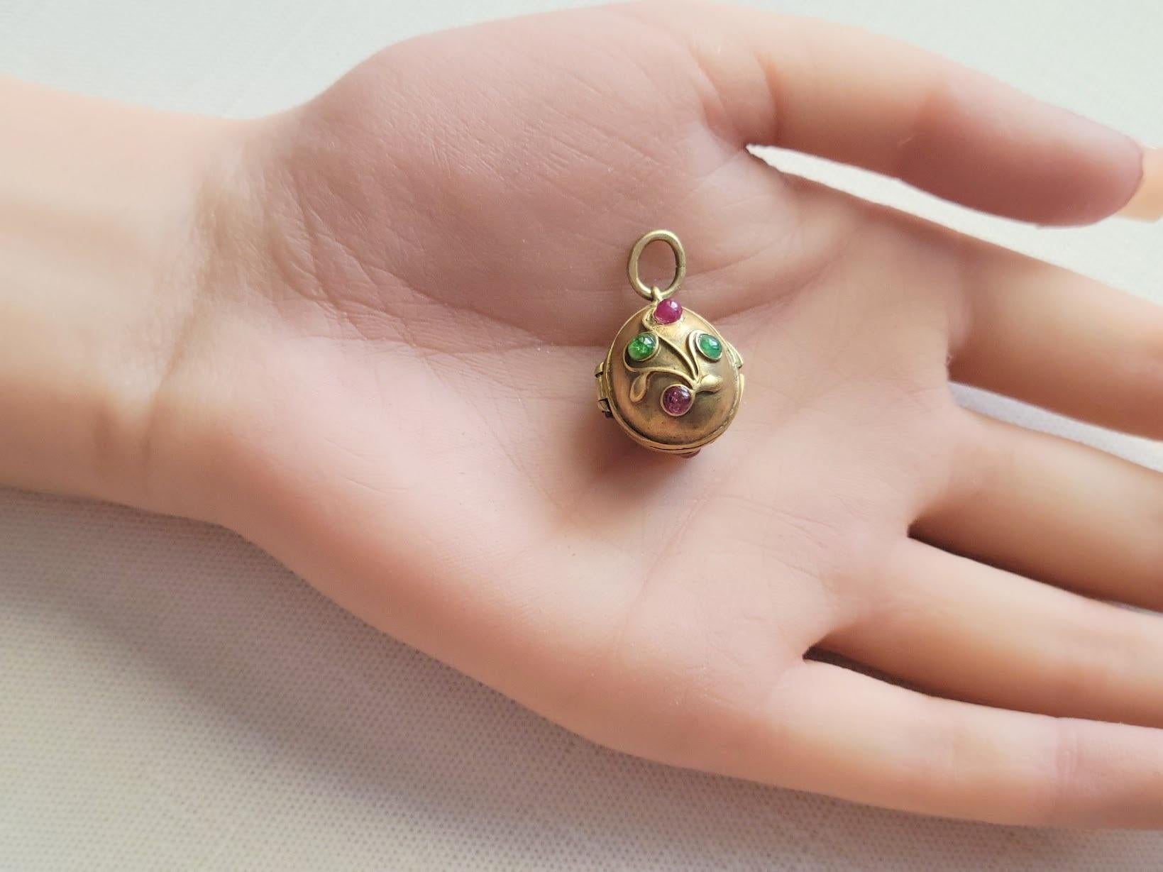 Pendentif en forme d'œuf impérial russe avec rubis et émeraudes par Theodore Ringe en vente 4