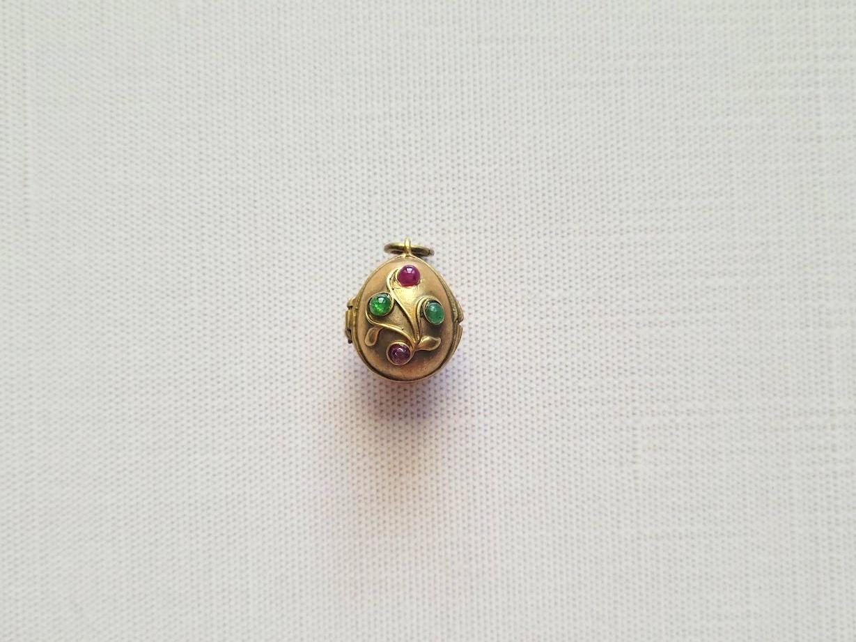 Voici un superbe pendentif-mousqueton conçu en forme de 84 en argent doré de l'époque impériale russe. Le pendentif est gravé sur les deux faces d'un motif floral, orné de rubis naturels et d'émeraudes.

Ce pendentif-monogramme impérial, pièce rare