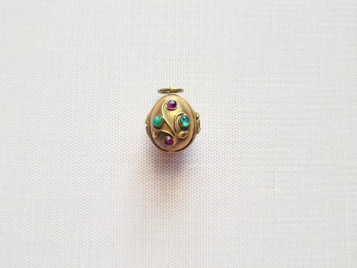 Russe Empire Pendentif en forme d'œuf impérial russe avec rubis et émeraudes par Theodore Ringe en vente