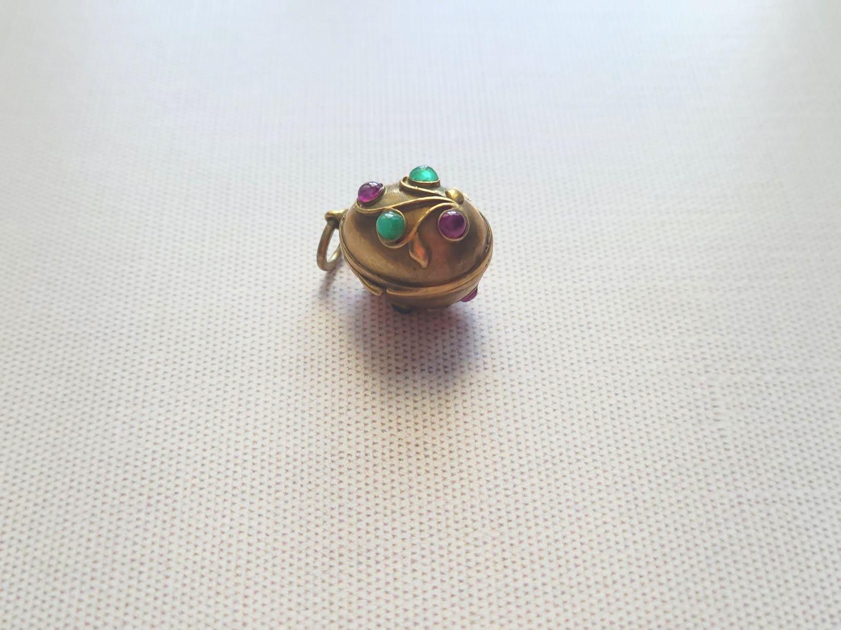 Taille cabochon Pendentif en forme d'œuf impérial russe avec rubis et émeraudes par Theodore Ringe en vente